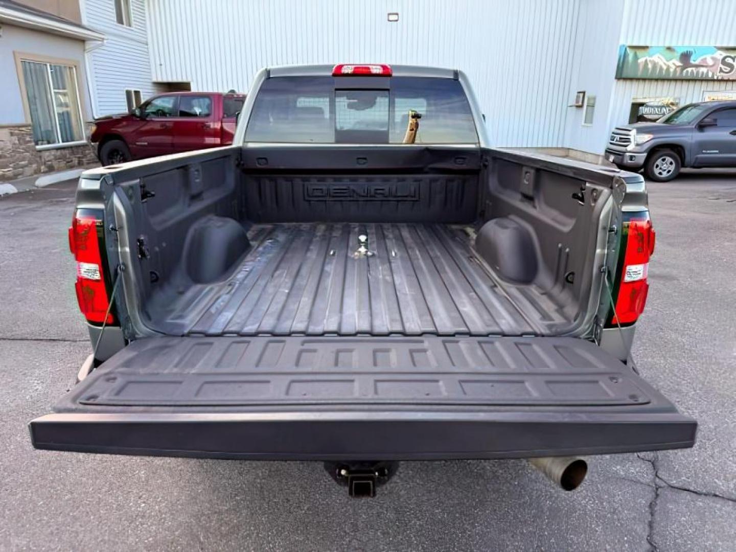 2018 GRAY /Jet Black GMC Sierra 2500HD (1GT12UEY6JF) with an 66L V8 16V OHV TURBO DIESEL engine, Automatic transmission, located at 1175 N Woodruff Ave, Idaho Falls, ID, 83401, 43.506901, -111.999657 - At Timberline Auto, finding a great deal on your next vehicle is always easy! Our experienced sales staff's goal is to help find you the right vehicle at the right price! Our knowledgeable finance department has options for almost any credit score. We offer extended service contract options to prote - Photo#5