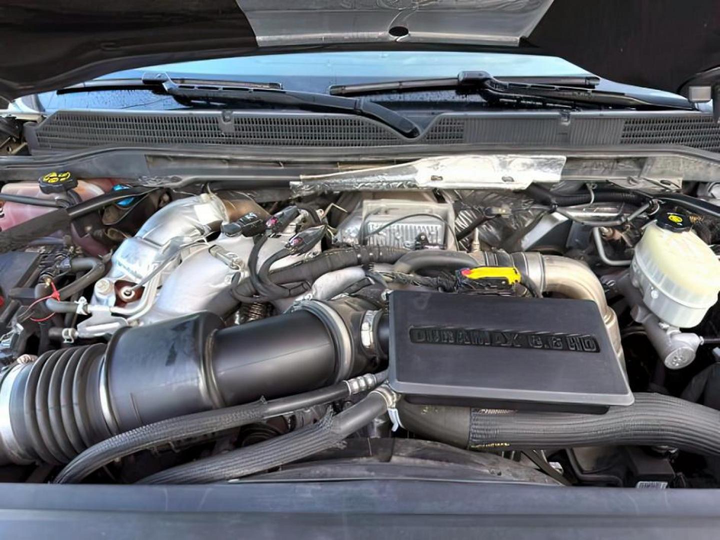 2018 GRAY /Jet Black GMC Sierra 2500HD (1GT12UEY6JF) with an 66L V8 16V OHV TURBO DIESEL engine, Automatic transmission, located at 1175 N Woodruff Ave, Idaho Falls, ID, 83401, 43.506901, -111.999657 - At Timberline Auto, finding a great deal on your next vehicle is always easy! Our experienced sales staff's goal is to help find you the right vehicle at the right price! Our knowledgeable finance department has options for almost any credit score. We offer extended service contract options to prote - Photo#26