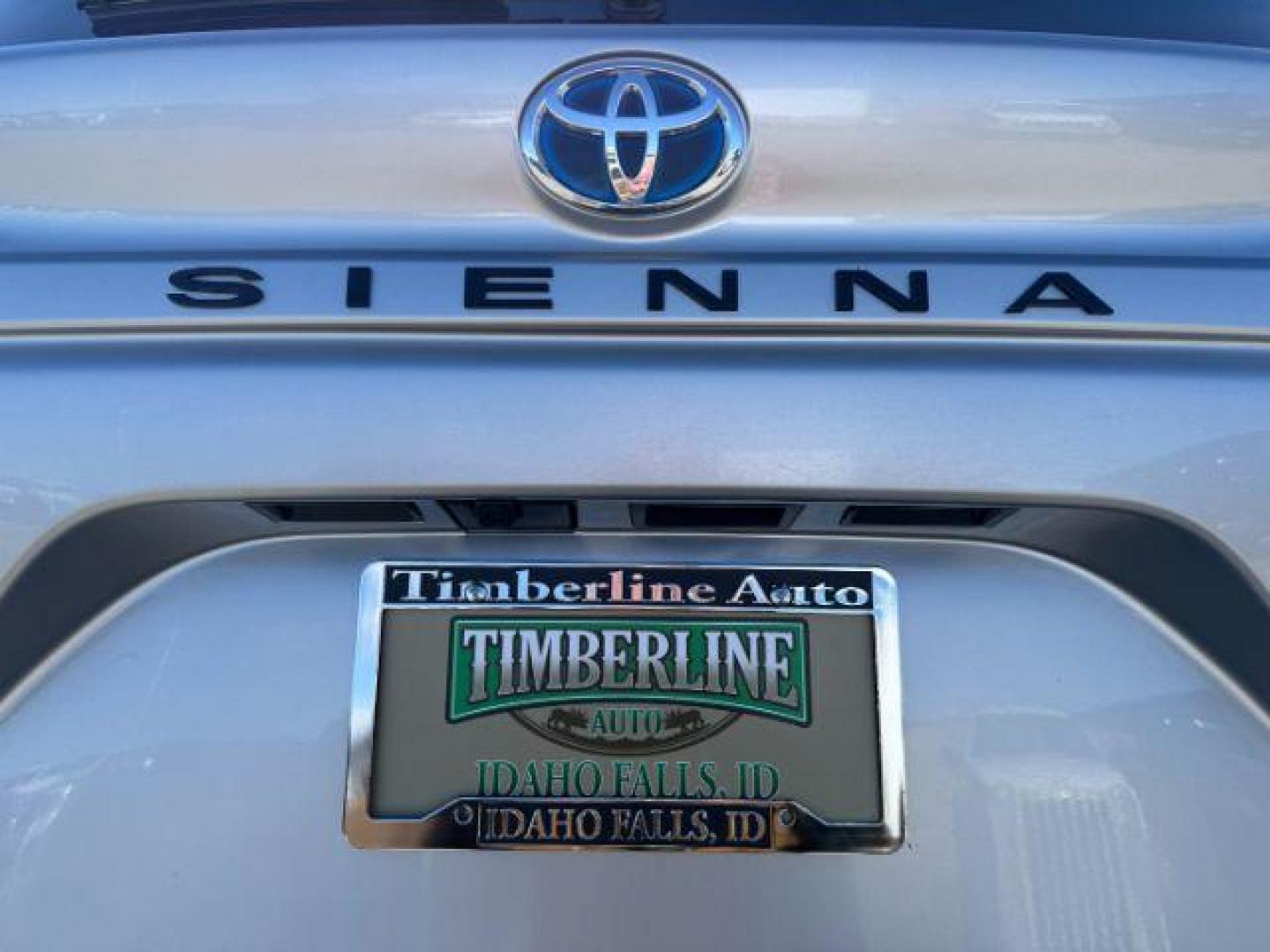 2022 SILVER /Graphite Toyota Sienna (5TDGSKFC3NS) with an Dynamic Force 25L I-4 portdirect injection engine, Automatic transmission, located at 1175 N Woodruff Ave, Idaho Falls, ID, 83401, 43.506901, -111.999657 - At Timberline Auto, finding a great deal on your next vehicle is always easy! Our experienced sales staff's goal is to help find you the right vehicle at the right price! Our knowledgeable finance department has options for almost any credit score. We offer extended service contract options to prote - Photo#33