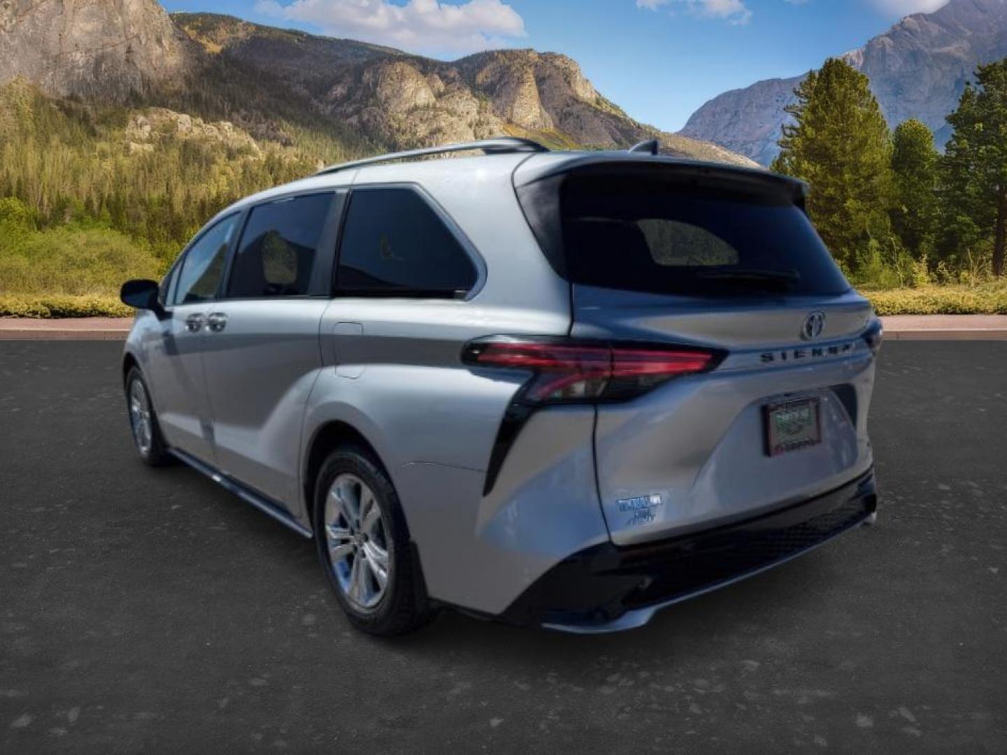 2022 SILVER /Graphite Toyota Sienna (5TDGSKFC3NS) with an Dynamic Force 25L I-4 portdirect injection engine, Automatic transmission, located at 1175 N Woodruff Ave, Idaho Falls, ID, 83401, 43.506901, -111.999657 - At Timberline Auto, finding a great deal on your next vehicle is always easy! Our experienced sales staff's goal is to help find you the right vehicle at the right price! Our knowledgeable finance department has options for almost any credit score. We offer extended service contract options to prote - Photo#2