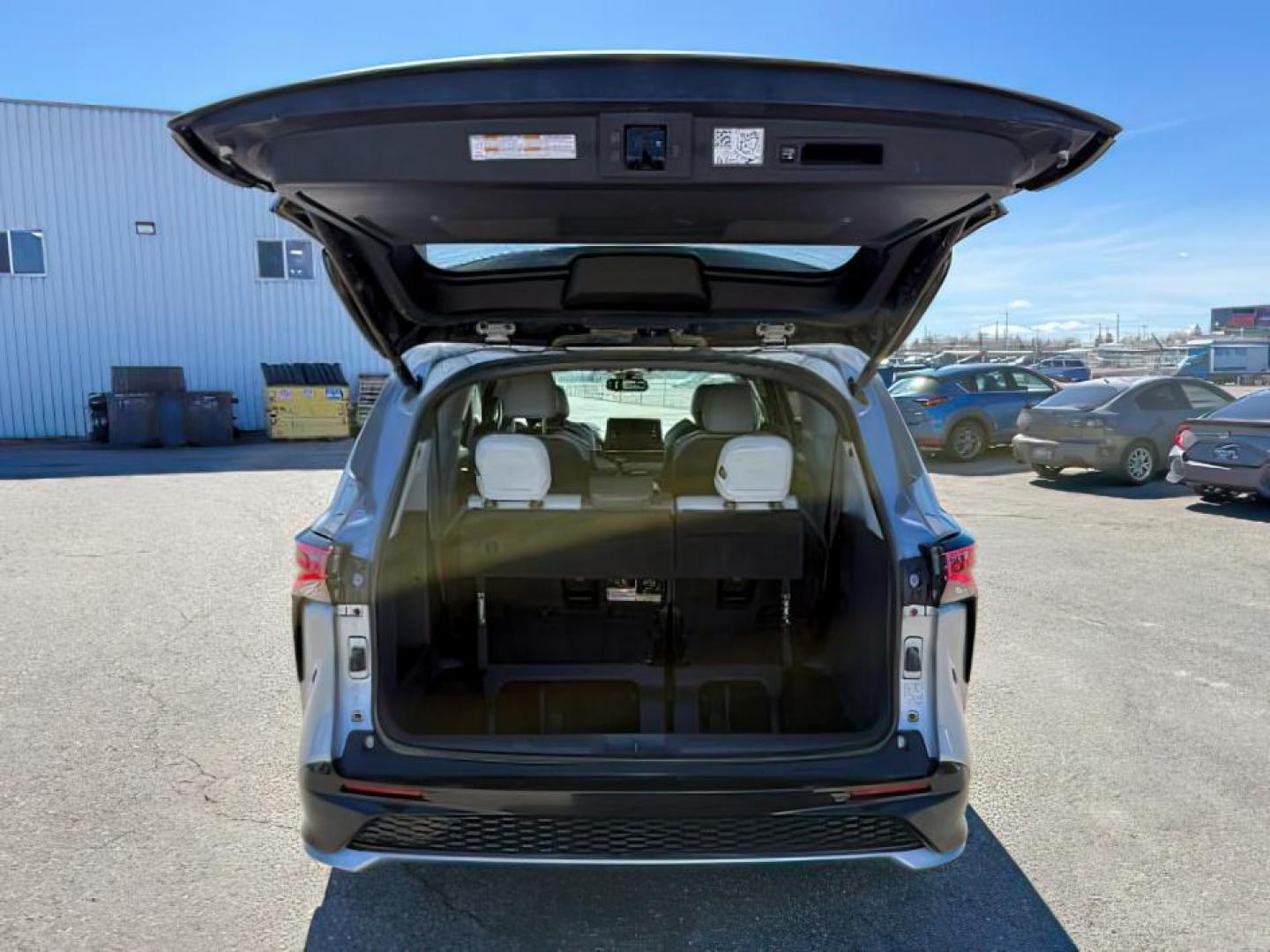 2022 SILVER /Graphite Toyota Sienna (5TDGSKFC3NS) with an Dynamic Force 25L I-4 portdirect injection engine, Automatic transmission, located at 1175 N Woodruff Ave, Idaho Falls, ID, 83401, 43.506901, -111.999657 - At Timberline Auto, finding a great deal on your next vehicle is always easy! Our experienced sales staff's goal is to help find you the right vehicle at the right price! Our knowledgeable finance department has options for almost any credit score. We offer extended service contract options to prote - Photo#5