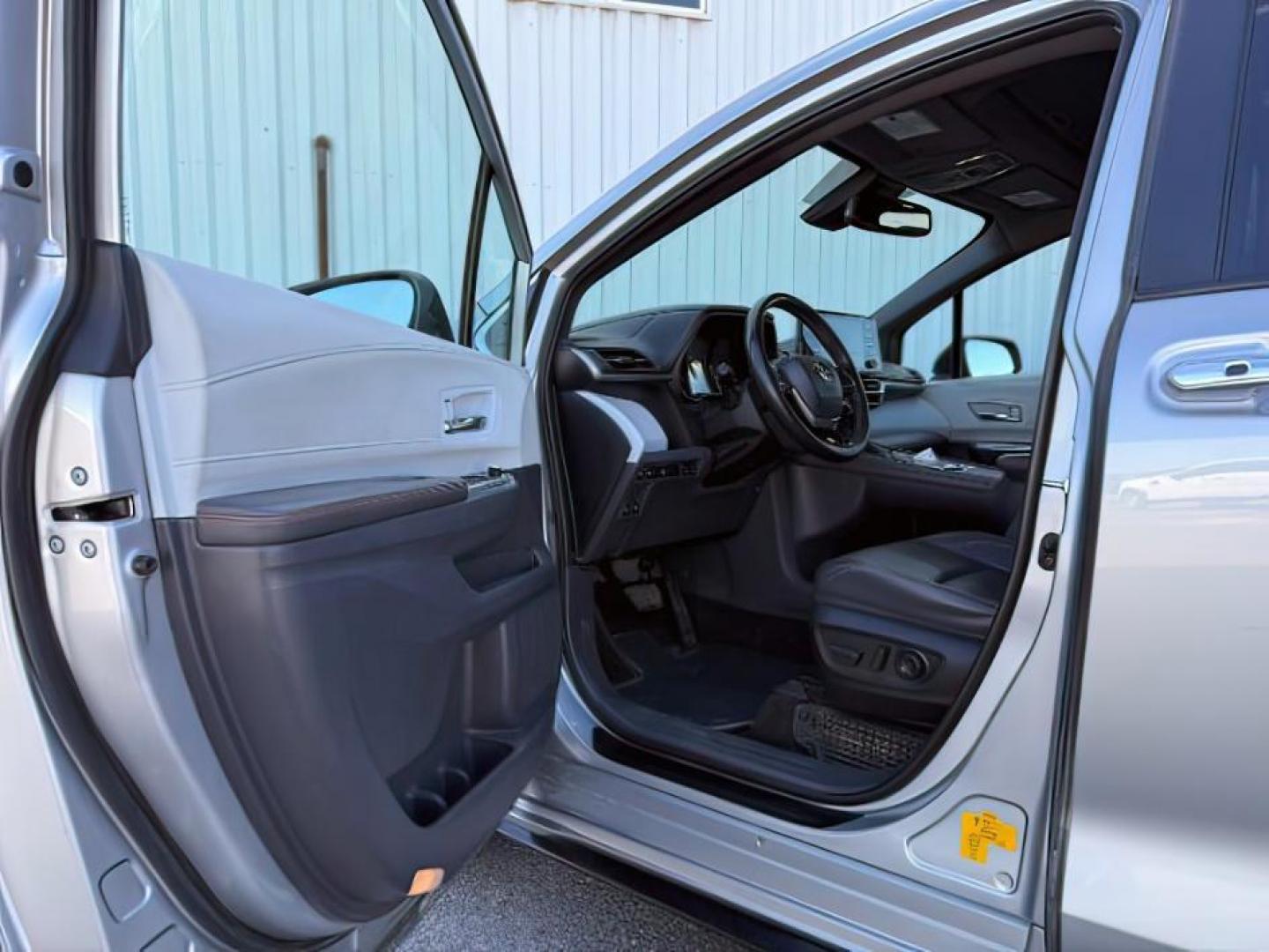 2022 SILVER /Graphite Toyota Sienna (5TDGSKFC3NS) with an Dynamic Force 25L I-4 portdirect injection engine, Automatic transmission, located at 1175 N Woodruff Ave, Idaho Falls, ID, 83401, 43.506901, -111.999657 - At Timberline Auto, finding a great deal on your next vehicle is always easy! Our experienced sales staff's goal is to help find you the right vehicle at the right price! Our knowledgeable finance department has options for almost any credit score. We offer extended service contract options to prote - Photo#14