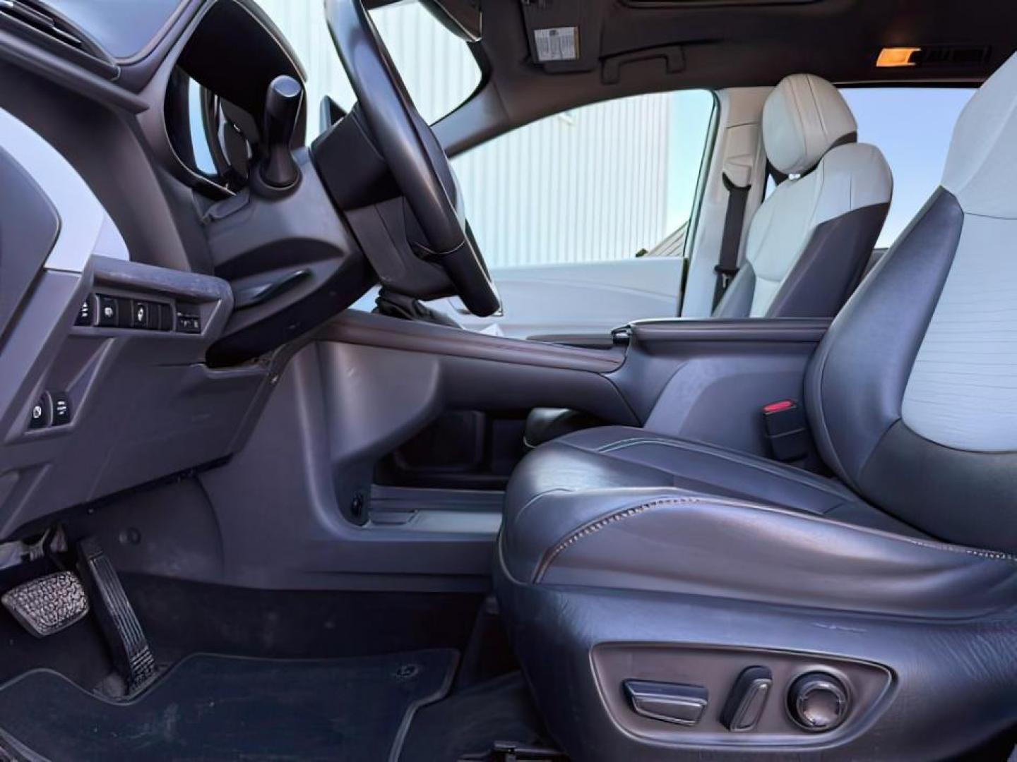 2022 SILVER /Graphite Toyota Sienna (5TDGSKFC3NS) with an Dynamic Force 25L I-4 portdirect injection engine, Automatic transmission, located at 1175 N Woodruff Ave, Idaho Falls, ID, 83401, 43.506901, -111.999657 - At Timberline Auto, finding a great deal on your next vehicle is always easy! Our experienced sales staff's goal is to help find you the right vehicle at the right price! Our knowledgeable finance department has options for almost any credit score. We offer extended service contract options to prote - Photo#15