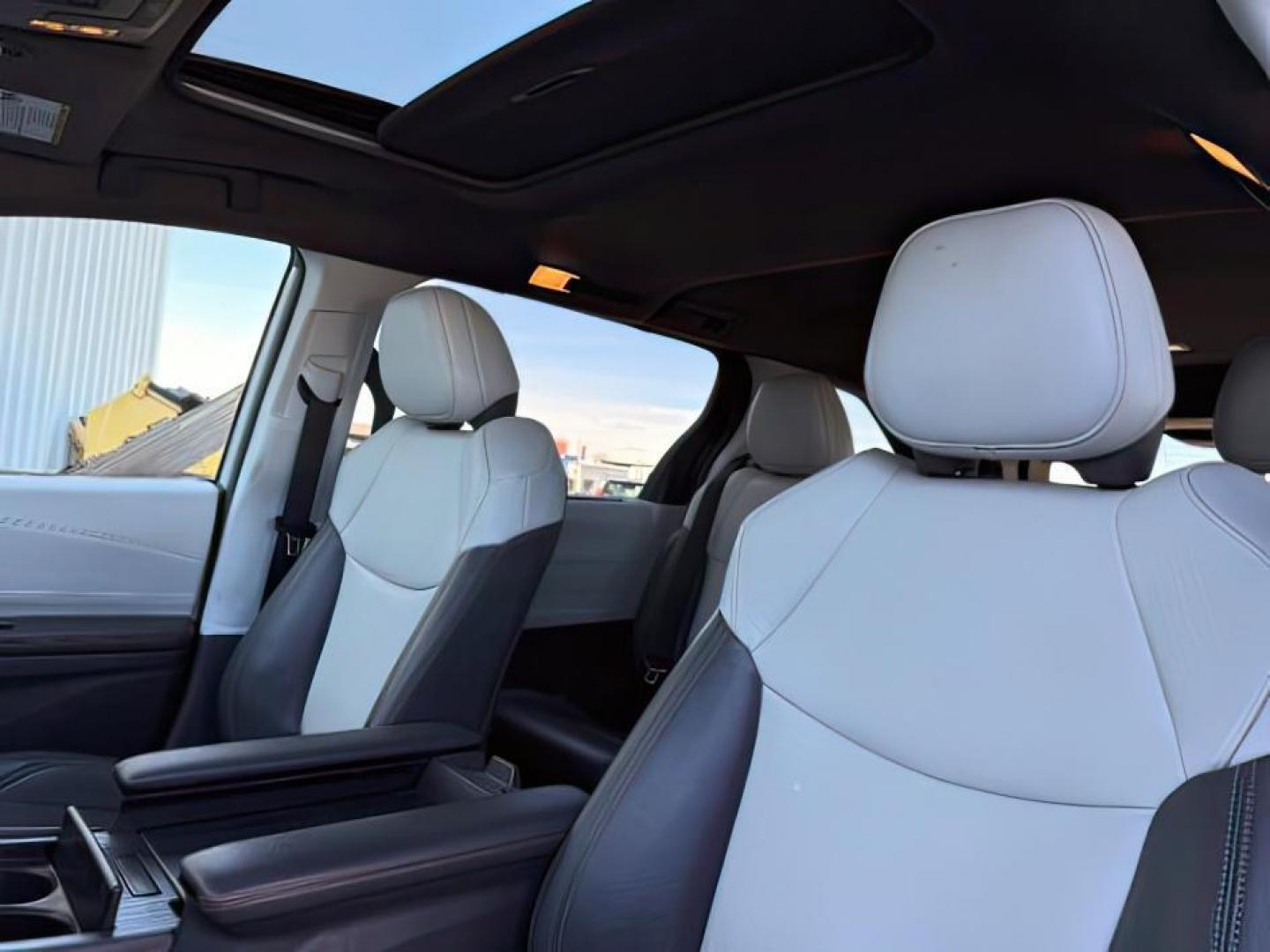 2022 SILVER /Graphite Toyota Sienna (5TDGSKFC3NS) with an Dynamic Force 25L I-4 portdirect injection engine, Automatic transmission, located at 1175 N Woodruff Ave, Idaho Falls, ID, 83401, 43.506901, -111.999657 - At Timberline Auto, finding a great deal on your next vehicle is always easy! Our experienced sales staff's goal is to help find you the right vehicle at the right price! Our knowledgeable finance department has options for almost any credit score. We offer extended service contract options to prote - Photo#24