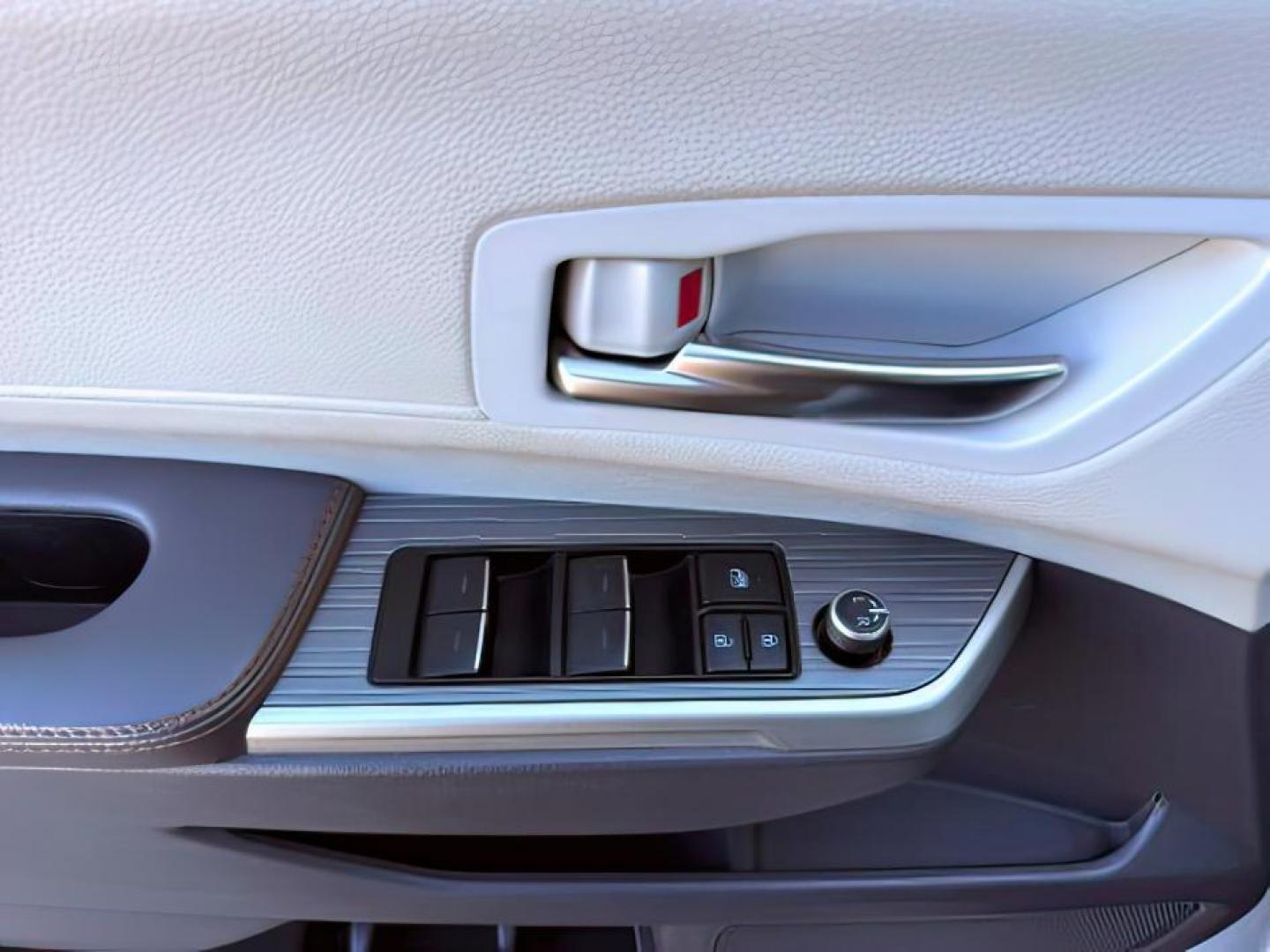 2022 SILVER /Graphite Toyota Sienna (5TDGSKFC3NS) with an Dynamic Force 25L I-4 portdirect injection engine, Automatic transmission, located at 1175 N Woodruff Ave, Idaho Falls, ID, 83401, 43.506901, -111.999657 - At Timberline Auto, finding a great deal on your next vehicle is always easy! Our experienced sales staff's goal is to help find you the right vehicle at the right price! Our knowledgeable finance department has options for almost any credit score. We offer extended service contract options to prote - Photo#25