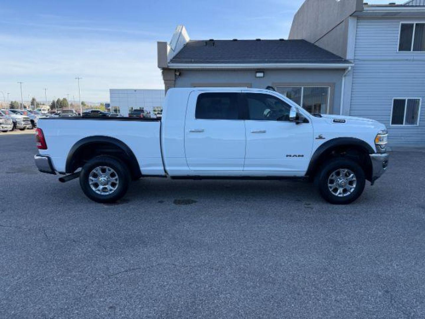 2019 WHITE /Black Ram 3500 (3C63R3ML1KG) with an Cummins 67L I-6 diesel direct injection engine, Automatic transmission, located at 1175 N Woodruff Ave, Idaho Falls, ID, 83401, 43.506901, -111.999657 - At Timberline Auto, finding a great deal on your next vehicle is always easy! Our experienced sales staff's goal is to help find you the right vehicle at the right price! Our knowledgeable finance department has options for almost any credit score. We offer extended service contract options to prote - Photo#35