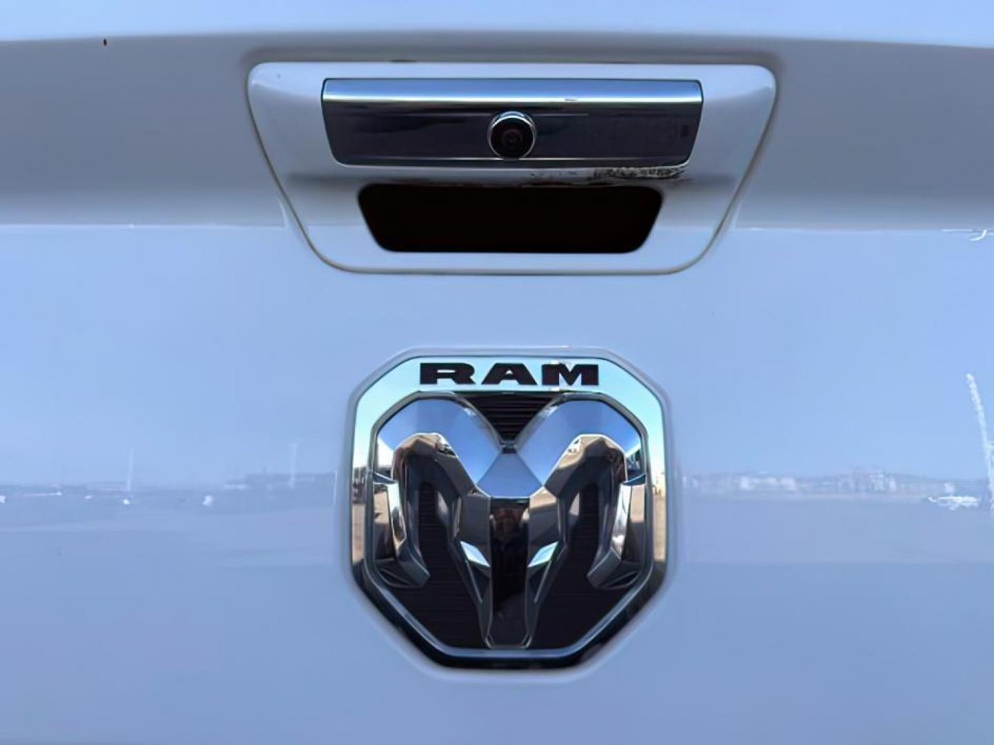 2019 WHITE /Black Ram 3500 (3C63R3ML1KG) with an Cummins 67L I-6 diesel direct injection engine, Automatic transmission, located at 1175 N Woodruff Ave, Idaho Falls, ID, 83401, 43.506901, -111.999657 - At Timberline Auto, finding a great deal on your next vehicle is always easy! Our experienced sales staff's goal is to help find you the right vehicle at the right price! Our knowledgeable finance department has options for almost any credit score. We offer extended service contract options to prote - Photo#4
