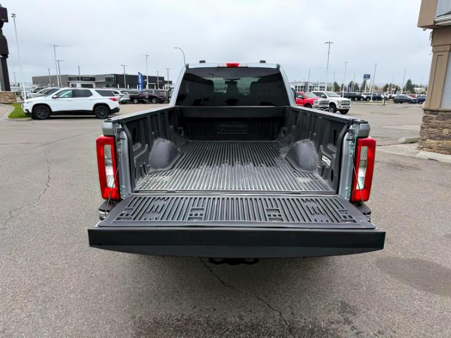 2023 SILVER /Medium Dark Slate Ford F-250 (1FT7W2BN9PE) with an 73L V-8 DEVCT variable valve control engine, Automatic transmission, located at 1175 N Woodruff Ave, Idaho Falls, ID, 83401, 43.506901, -111.999657 - At Timberline Auto, finding a great deal on your next vehicle is always easy! Our experienced sales staff's goal is to help find you the right vehicle at the right price! Our knowledgeable finance department has options for almost any credit score. We offer extended service contract options to prote - Photo#5