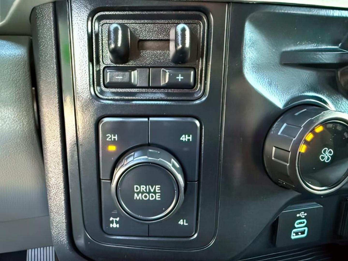 2024 Iconic Silver Metallic /Medium Dark Slate Ford F-250 (1FT7W2BN2RE) with an 73L V-8 DEVCT variable valve control engine, Automatic transmission, located at 1175 N Woodruff Ave, Idaho Falls, ID, 83401, 43.506901, -111.999657 - At Timberline Auto, finding a great deal on your next vehicle is always easy! Our experienced sales staff's goal is to help find you the right vehicle at the right price! Our knowledgeable finance department has options for almost any credit score. We offer extended service contract options to prote - Photo#18