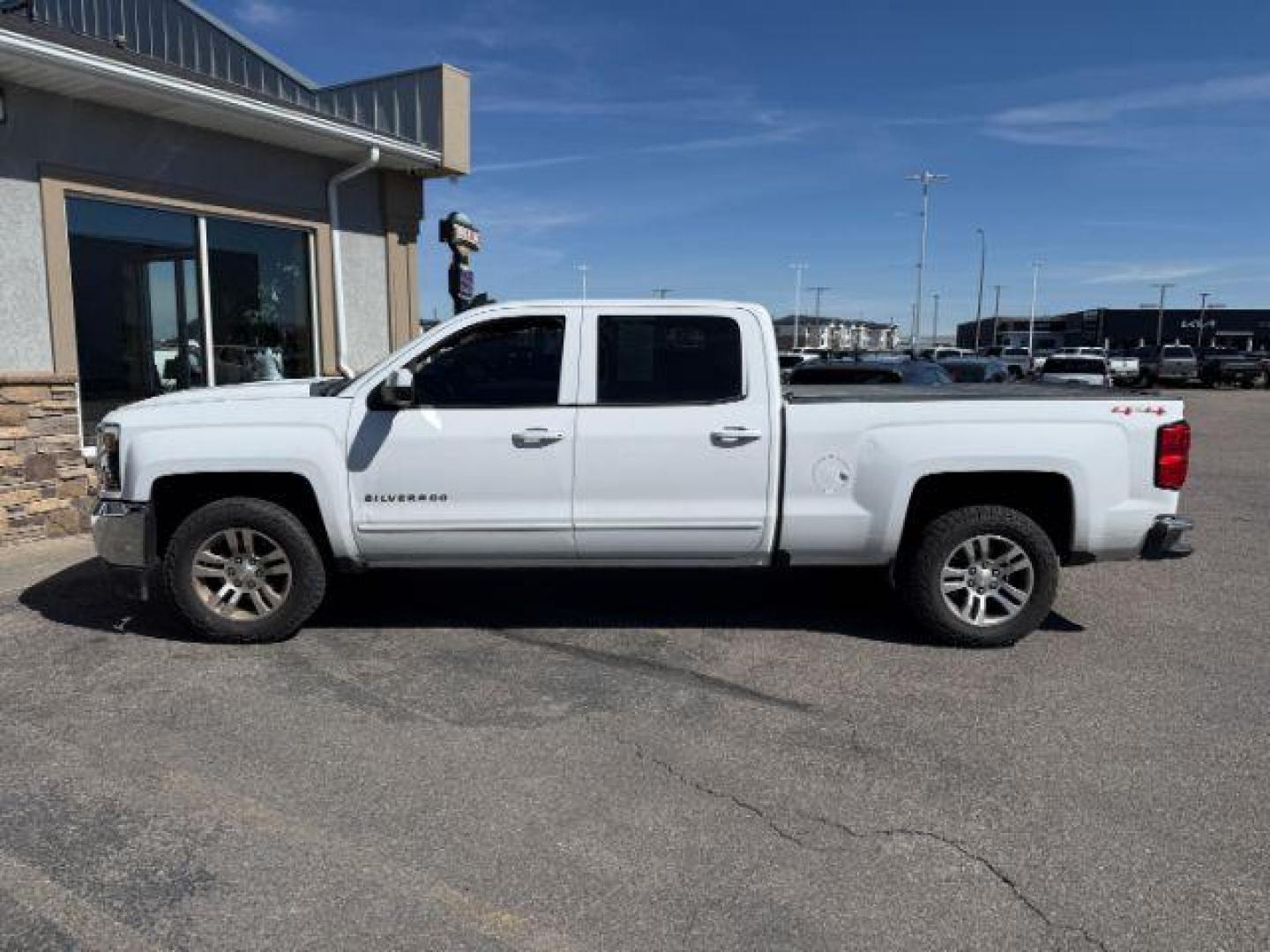 2017 WHITE /Jet Black Chevrolet Silverado 1500 1LT (1GCUKREC7HF) with an EcoTec3 5.3L V-8 gasoline direct injection engine, AUTOMATIC transmission, located at 1235 N Woodruff Ave., Idaho Falls, 83401, (208) 523-1053, 43.507172, -112.000488 - At Timberline Auto, finding a great deal on your next vehicle is always easy! Our experienced sales staff's goal is to help find you the right vehicle at the right price! Our knowledgeable finance department has options for almost any credit score. We offer extended service contract options to prote - Photo#1