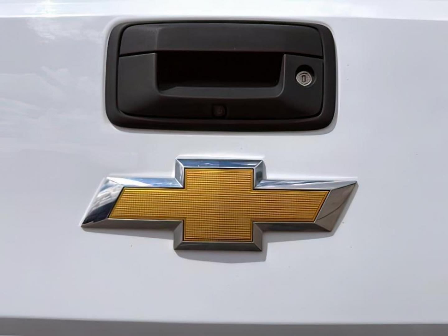2017 WHITE /Jet Black Chevrolet Silverado 1500 (1GCUKREC7HF) with an EcoTec3 53L V-8 gasoline direct injection engine, Automatic transmission, located at 1175 N Woodruff Ave, Idaho Falls, ID, 83401, 43.506901, -111.999657 - Powered by an EcoTec3 5.3L V8 gasoline direct injection engine paired with an automatic transmission. 4x4 half-ton pickup built for towing, hauling, and everyday durability with strong V8 performance. Features include touchscreen infotainment, Bluetooth connectivity, rearview camera, cruise control,- Photo#4