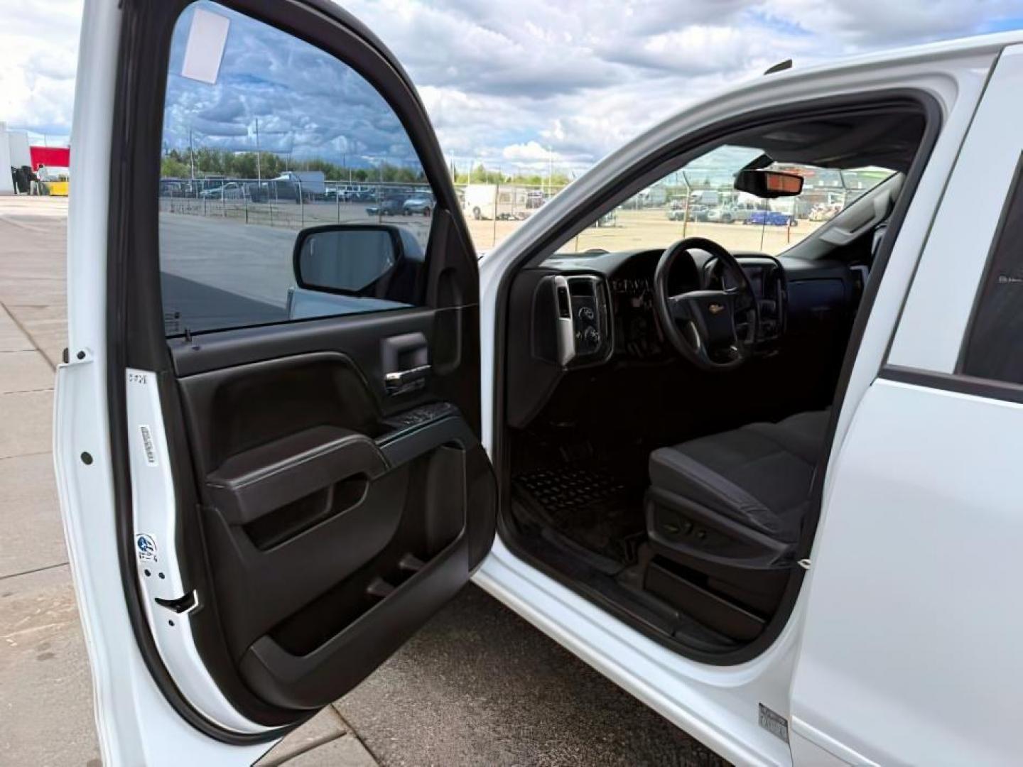2017 WHITE /Jet Black Chevrolet Silverado 1500 (1GCUKREC7HF) with an EcoTec3 53L V-8 gasoline direct injection engine, Automatic transmission, located at 1175 N Woodruff Ave, Idaho Falls, ID, 83401, 43.506901, -111.999657 - Powered by an EcoTec3 5.3L V8 gasoline direct injection engine paired with an automatic transmission. 4x4 half-ton pickup built for towing, hauling, and everyday durability with strong V8 performance. Features include touchscreen infotainment, Bluetooth connectivity, rearview camera, cruise control,- Photo#11