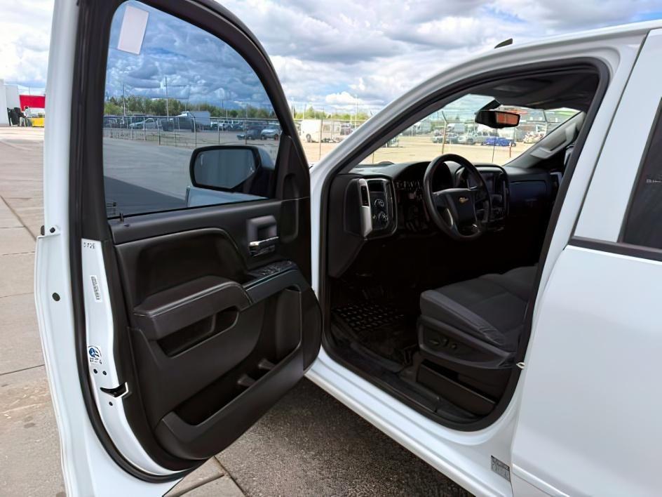 2017 WHITE /Jet Black Chevrolet Silverado 1500 (1GCUKREC7HF) with an EcoTec3 53L V-8 gasoline direct injection engine, Automatic transmission, located at 1175 N Woodruff Ave, Idaho Falls, ID, 83401, 43.506901, -111.999657 - At Timberline Auto, finding a great deal on your next vehicle is always easy! Our experienced sales staff's goal is to help find you the right vehicle at the right price! Our knowledgeable finance department has options for almost any credit score. We offer extended service contract options to prote - Photo#11