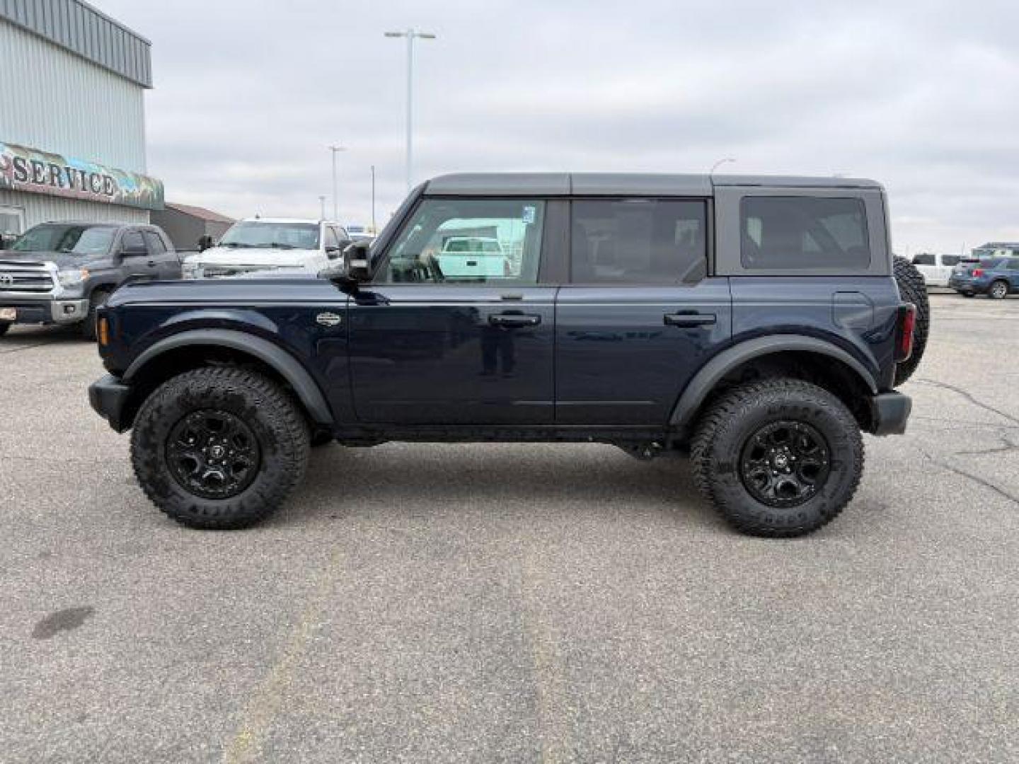 2021 BLUE /Medium Sandstone w/Black Onyx Ford Bronco (1FMEE5DP7ML) with an EcoBoost 27L V-6 portdirect injection engine, Automatic transmission, located at 1175 N Woodruff Ave, Idaho Falls, ID, 83401, 43.506901, -111.999657 - At Timberline Auto, finding a great deal on your next vehicle is always easy! Our experienced sales staff's goal is to help find you the right vehicle at the right price! Our knowledgeable finance department has options for almost any credit score. We offer extended service contract options to prote - Photo#1
