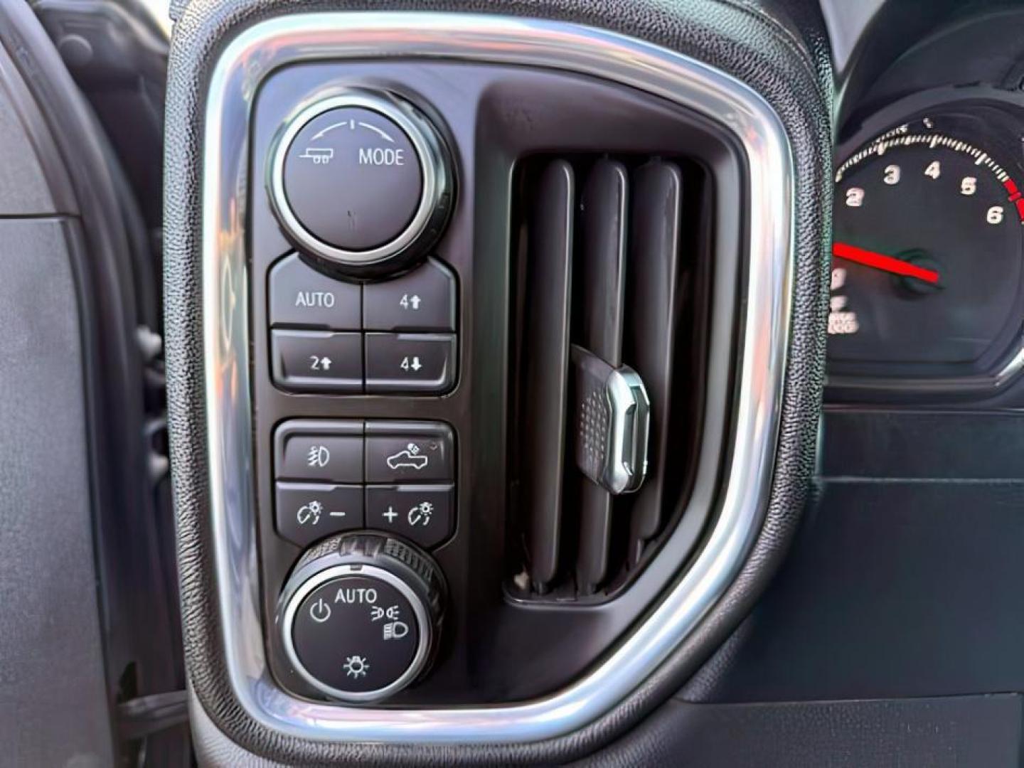 2021 GRAY /Jet Black Chevrolet Silverado 1500 (1GCPYFED5MZ) with an EcoTec3 62L V-8 gasoline direct injection engine, Automatic transmission, located at 1175 N Woodruff Ave, Idaho Falls, ID, 83401, 43.506901, -111.999657 - At Timberline Auto, finding a great deal on your next vehicle is always easy! Our experienced sales staff's goal is to help find you the right vehicle at the right price! Our knowledgeable finance department has options for almost any credit score. We offer extended service contract options to prote - Photo#16