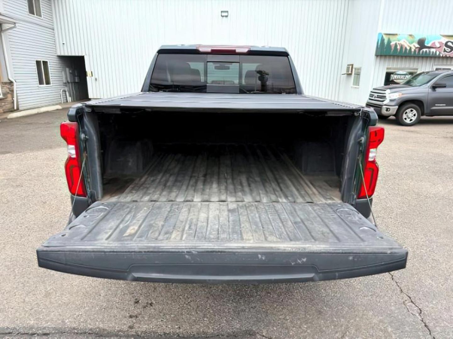 2019 Northsky Blue Metallic /Jet Black Chevrolet Silverado 1500 (1GCUYEED8KZ) with an EcoTec3 53L V-8 gasoline direct injection engine, Automatic transmission, located at 1175 N Woodruff Ave, Idaho Falls, ID, 83401, 43.506901, -111.999657 - At Timberline Auto, finding a great deal on your next vehicle is always easy! Our experienced sales staff's goal is to help find you the right vehicle at the right price! Our knowledgeable finance department has options for almost any credit score. We offer extended service contract options to prote - Photo#5