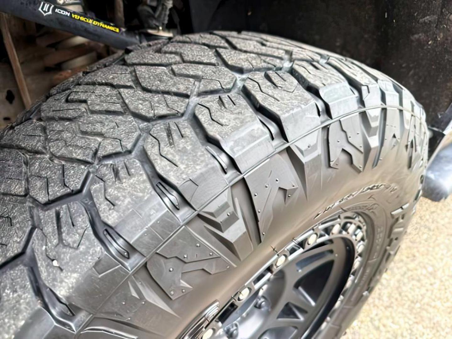 2019 Northsky Blue Metallic /Jet Black Chevrolet Silverado 1500 (1GCUYEED8KZ) with an EcoTec3 53L V-8 gasoline direct injection engine, Automatic transmission, located at 1175 N Woodruff Ave, Idaho Falls, ID, 83401, 43.506901, -111.999657 - At Timberline Auto, finding a great deal on your next vehicle is always easy! Our experienced sales staff's goal is to help find you the right vehicle at the right price! Our knowledgeable finance department has options for almost any credit score. We offer extended service contract options to prote - Photo#10