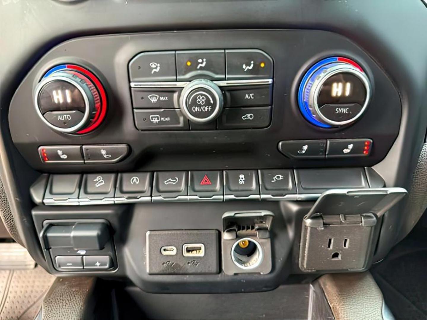 2019 Northsky Blue Metallic /Jet Black Chevrolet Silverado 1500 (1GCUYEED8KZ) with an EcoTec3 53L V-8 gasoline direct injection engine, Automatic transmission, located at 1175 N Woodruff Ave, Idaho Falls, ID, 83401, 43.506901, -111.999657 - At Timberline Auto, finding a great deal on your next vehicle is always easy! Our experienced sales staff's goal is to help find you the right vehicle at the right price! Our knowledgeable finance department has options for almost any credit score. We offer extended service contract options to prote - Photo#17