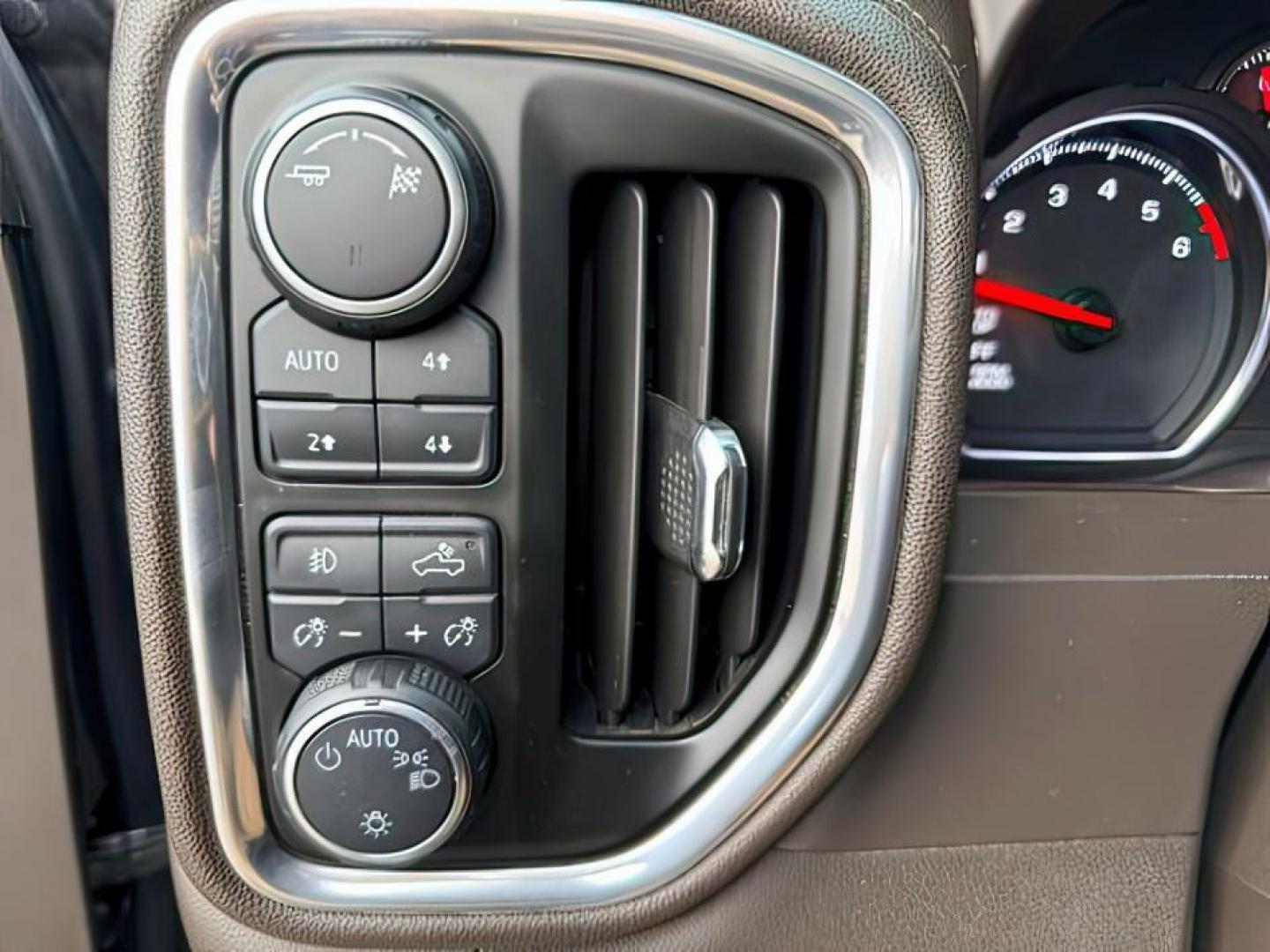 2019 Northsky Blue Metallic /Jet Black Chevrolet Silverado 1500 (1GCUYEED8KZ) with an EcoTec3 53L V-8 gasoline direct injection engine, Automatic transmission, located at 1175 N Woodruff Ave, Idaho Falls, ID, 83401, 43.506901, -111.999657 - At Timberline Auto, finding a great deal on your next vehicle is always easy! Our experienced sales staff's goal is to help find you the right vehicle at the right price! Our knowledgeable finance department has options for almost any credit score. We offer extended service contract options to prote - Photo#19