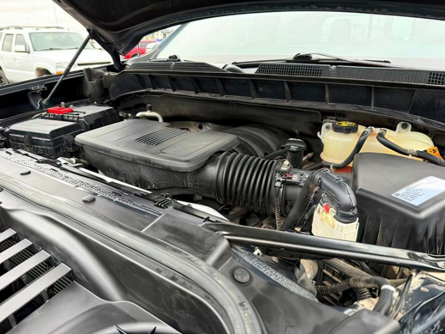 2019 Northsky Blue Metallic /Jet Black Chevrolet Silverado 1500 (1GCUYEED8KZ) with an EcoTec3 53L V-8 gasoline direct injection engine, Automatic transmission, located at 1175 N Woodruff Ave, Idaho Falls, ID, 83401, 43.506901, -111.999657 - At Timberline Auto, finding a great deal on your next vehicle is always easy! Our experienced sales staff's goal is to help find you the right vehicle at the right price! Our knowledgeable finance department has options for almost any credit score. We offer extended service contract options to prote - Photo#25