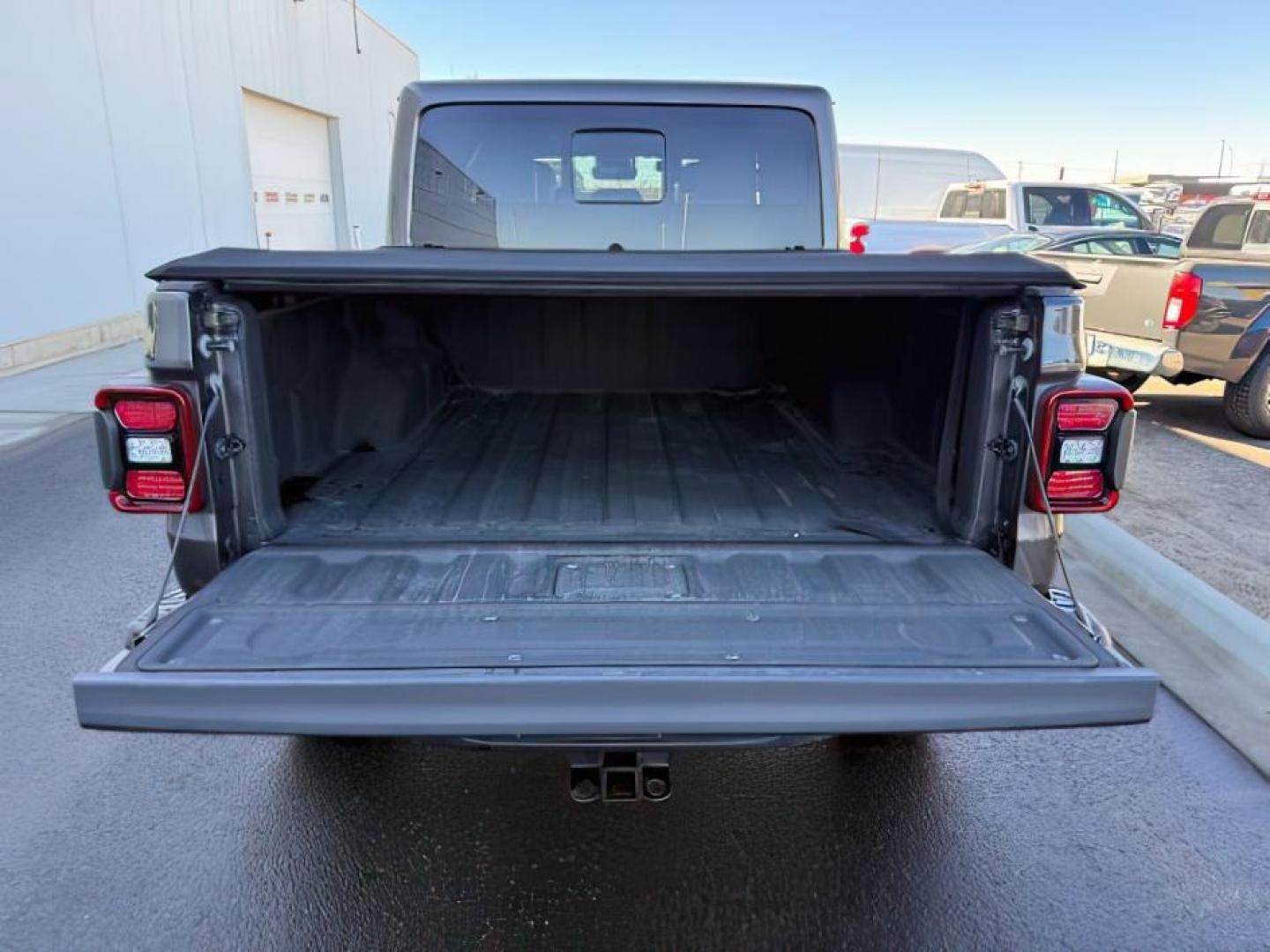 2020 GRAY /Black Jeep Gladiator (1C6JJTBG3LL) with an 36L V-6 DOHC engine, Automatic transmission, located at 1175 N Woodruff Ave, Idaho Falls, ID, 83401, 43.506901, -111.999657 - At Timberline Auto, finding a great deal on your next vehicle is always easy! Our experienced sales staff's goal is to help find you the right vehicle at the right price! Our knowledgeable finance department has options for almost any credit score. We offer extended service contract options to prote - Photo#5