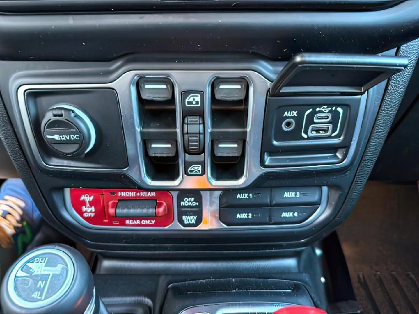 2020 GRAY /Black Jeep Gladiator (1C6JJTBG3LL) with an 36L V-6 DOHC engine, Automatic transmission, located at 1175 N Woodruff Ave, Idaho Falls, ID, 83401, 43.506901, -111.999657 - At Timberline Auto, finding a great deal on your next vehicle is always easy! Our experienced sales staff's goal is to help find you the right vehicle at the right price! Our knowledgeable finance department has options for almost any credit score. We offer extended service contract options to prote - Photo#20