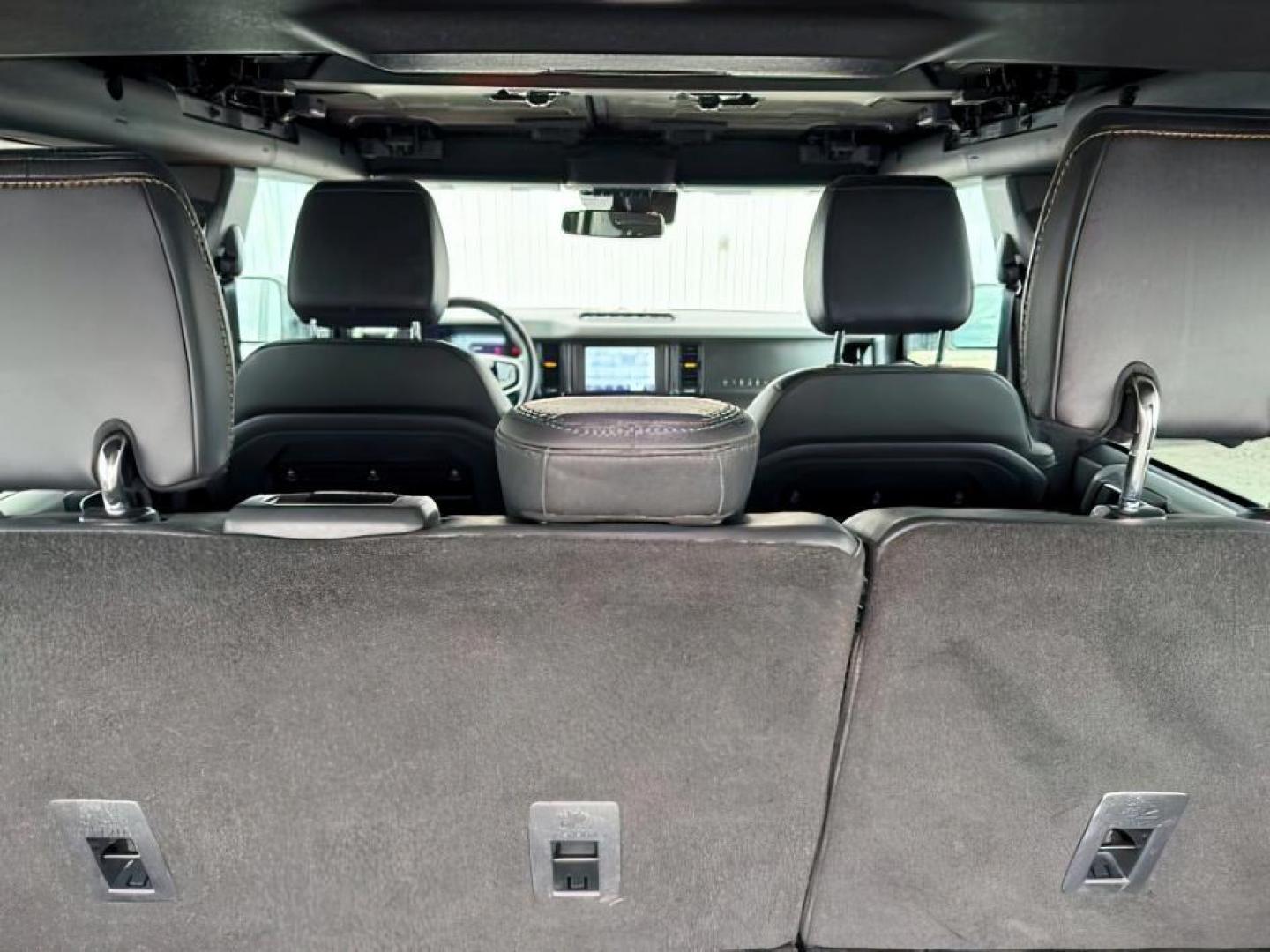 2022 GREEN /Black Onyx Ford Bronco (1FMEE5DPXNL) with an EcoBoost 27L V-6 portdirect injection engine, Automatic transmission, located at 1175 N Woodruff Ave, Idaho Falls, ID, 83401, 43.506901, -111.999657 - At Timberline Auto, finding a great deal on your next vehicle is always easy! Our experienced sales staff's goal is to help find you the right vehicle at the right price! Our knowledgeable finance department has options for almost any credit score. We offer extended service contract options to prote - Photo#5