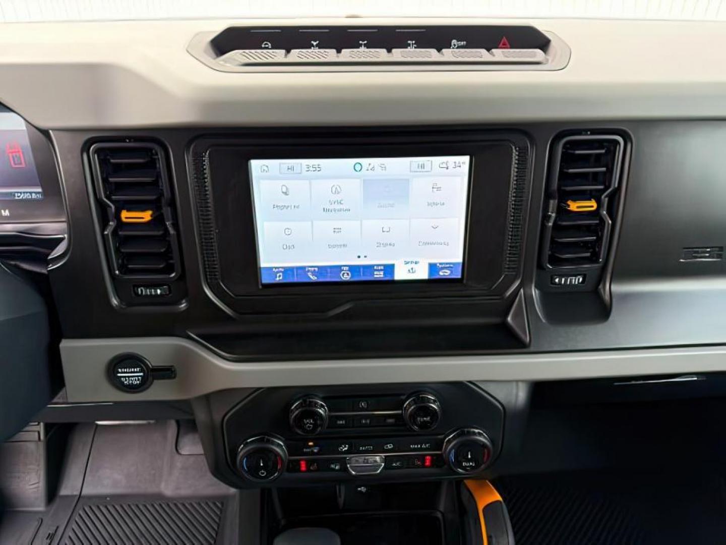 2022 GREEN /Black Onyx Ford Bronco (1FMEE5DPXNL) with an EcoBoost 27L V-6 portdirect injection engine, Automatic transmission, located at 1175 N Woodruff Ave, Idaho Falls, ID, 83401, 43.506901, -111.999657 - At Timberline Auto, finding a great deal on your next vehicle is always easy! Our experienced sales staff's goal is to help find you the right vehicle at the right price! Our knowledgeable finance department has options for almost any credit score. We offer extended service contract options to prote - Photo#16