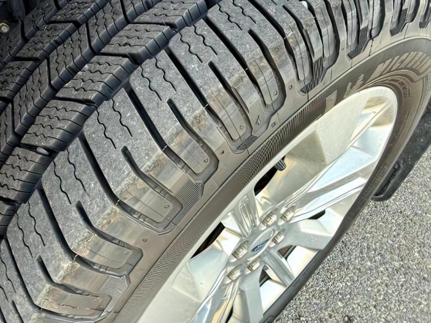 2021 WHITE /Admiral Blue Ford F-150 (1FTFW1E86MF) with an EcoBoost 35L V-6 portdirect injection engine, Automatic transmission, located at 1175 N Woodruff Ave, Idaho Falls, ID, 83401, 43.506901, -111.999657 - At Timberline Auto, finding a great deal on your next vehicle is always easy! Our experienced sales staff's goal is to help find you the right vehicle at the right price! Our knowledgeable finance department has options for almost any credit score. We offer extended service contract options to prote - Photo#8