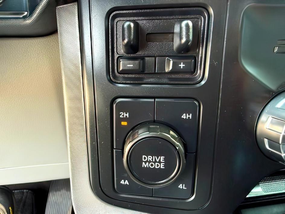 2021 WHITE /Admiral Blue Ford F-150 Limited (1FTFW1E86MF) with an EcoBoost 3.5L V-6 port/direct injection engine, AUTOMATIC transmission, located at 1235 N Woodruff Ave., Idaho Falls, 83401, (208) 523-1053, 43.507172, -112.000488 - At Timberline Auto, finding a great deal on your next vehicle is always easy! Our experienced sales staff's goal is to help find you the right vehicle at the right price! Our knowledgeable finance department has options for almost any credit score. We offer extended service contract options to prote- Photo#16
