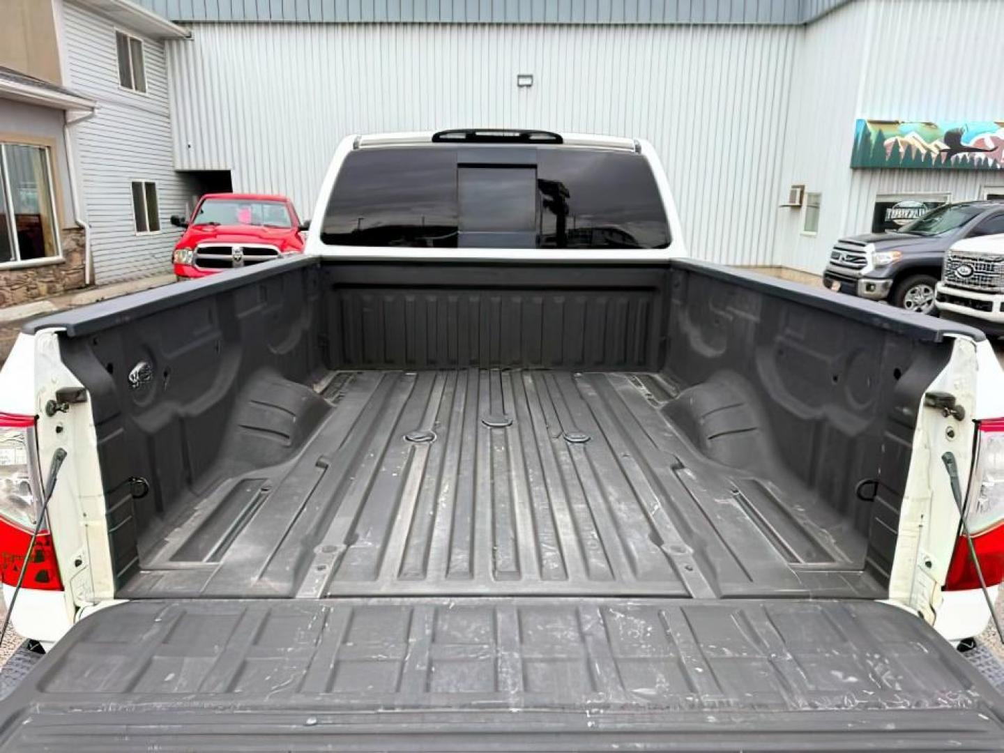 2017 WHITE /LEATHER Nissan Titan XD (1N6BA1F42HN) with an 50L V8 TURBO engine, Automatic transmission, located at 1175 N Woodruff Ave, Idaho Falls, ID, 83401, 43.506901, -111.999657 - Photo#4