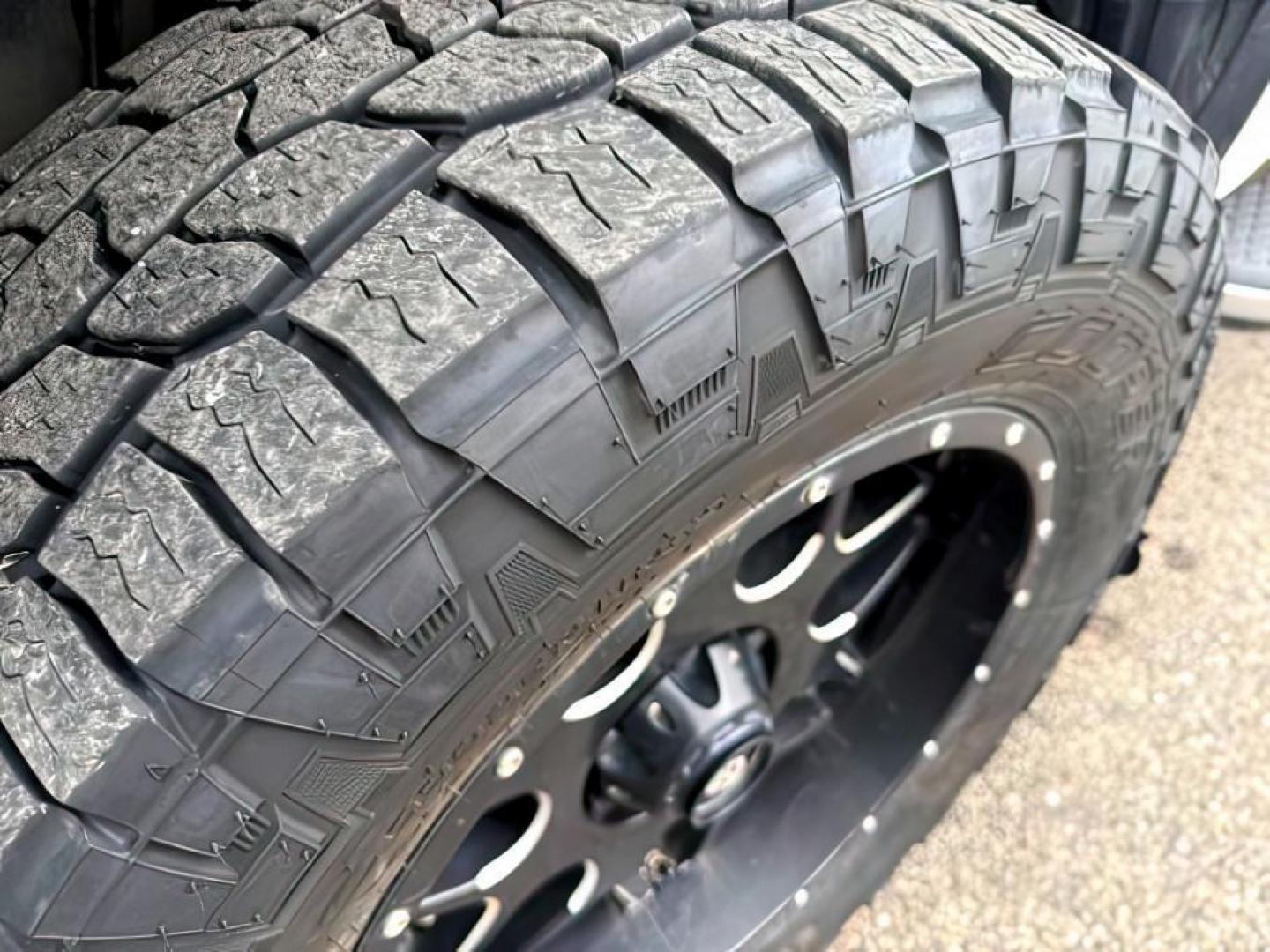 2017 WHITE /LEATHER Nissan Titan XD (1N6BA1F42HN) with an 50L V8 TURBO engine, Automatic transmission, located at 1175 N Woodruff Ave, Idaho Falls, ID, 83401, 43.506901, -111.999657 - Photo#9