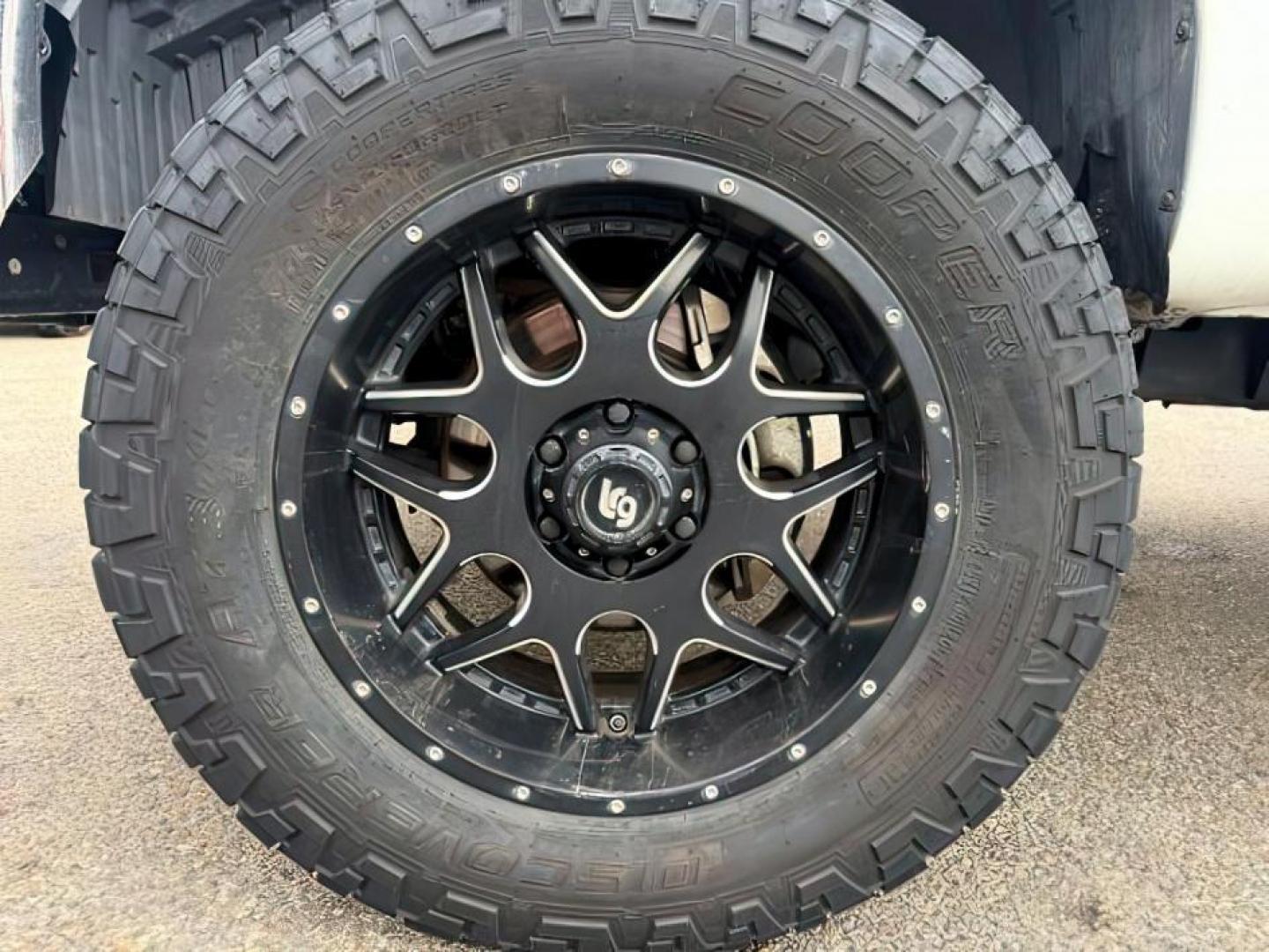 2017 WHITE /LEATHER Nissan Titan XD (1N6BA1F42HN) with an 50L V8 TURBO engine, Automatic transmission, located at 1175 N Woodruff Ave, Idaho Falls, ID, 83401, 43.506901, -111.999657 - Photo#10