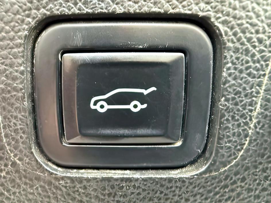 2019 Summit White /Jet Black Chevrolet Traverse (1GNEVJKW1KJ) with an 36L V-6 gasoline direct injection engine, Automatic transmission, located at 1175 N Woodruff Ave, Idaho Falls, ID, 83401, 43.506901, -111.999657 - At Timberline Auto, finding a great deal on your next vehicle is always easy! Our experienced sales staff's goal is to help find you the right vehicle at the right price! Our knowledgeable finance department has options for almost any credit score. We offer extended service contract options to prote- Photo#5