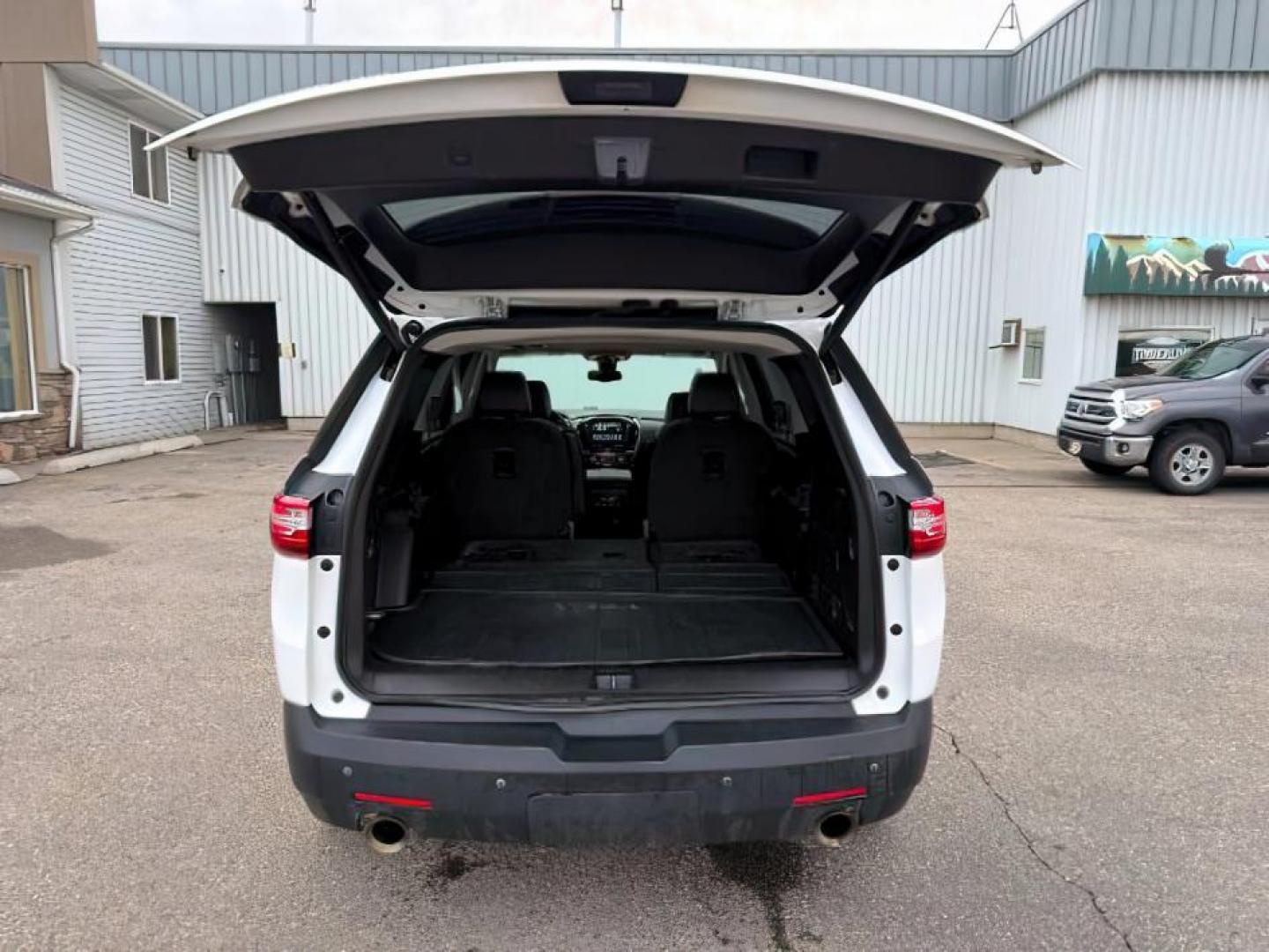 2019 Summit White /Jet Black Chevrolet Traverse (1GNEVJKW1KJ) with an 36L V-6 gasoline direct injection engine, Automatic transmission, located at 1175 N Woodruff Ave, Idaho Falls, ID, 83401, 43.506901, -111.999657 - At Timberline Auto, finding a great deal on your next vehicle is always easy! Our experienced sales staff's goal is to help find you the right vehicle at the right price! Our knowledgeable finance department has options for almost any credit score. We offer extended service contract options to prote - Photo#6