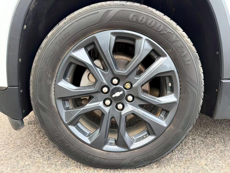 2019 Summit White /Jet Black Chevrolet Traverse (1GNEVJKW1KJ) with an 36L V-6 gasoline direct injection engine, Automatic transmission, located at 1175 N Woodruff Ave, Idaho Falls, ID, 83401, 43.506901, -111.999657 - At Timberline Auto, finding a great deal on your next vehicle is always easy! Our experienced sales staff's goal is to help find you the right vehicle at the right price! Our knowledgeable finance department has options for almost any credit score. We offer extended service contract options to prote- Photo#13