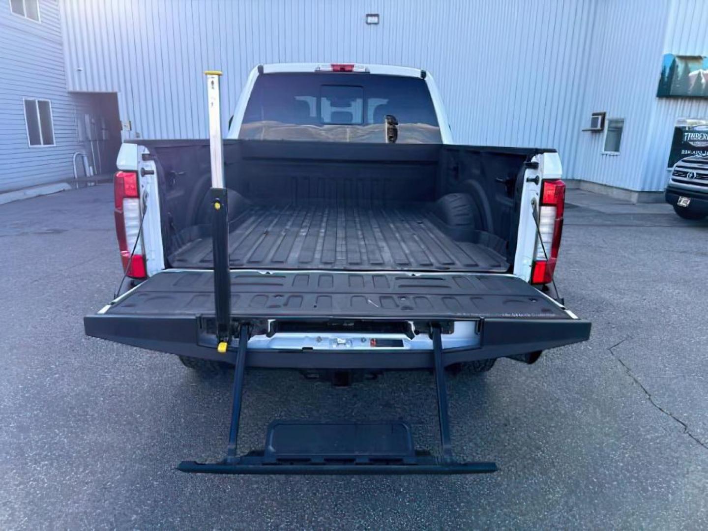 2018 WHITE /Black Ford F-350 (1FT8W3BT1JE) with an Powerstroke 67L V-8 diesel direct injection engine, Automatic transmission, located at 1175 N Woodruff Ave, Idaho Falls, ID, 83401, 43.506901, -111.999657 - At Timberline Auto, finding a great deal on your next vehicle is always easy! Our experienced sales staff's goal is to help find you the right vehicle at the right price! Our knowledgeable finance department has options for almost any credit score. We offer extended service contract options to prote - Photo#4