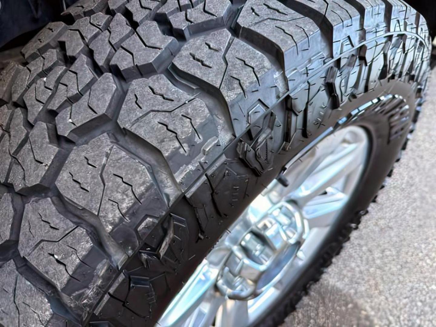 2018 WHITE /Black Ford F-350 (1FT8W3BT1JE) with an Powerstroke 67L V-8 diesel direct injection engine, Automatic transmission, located at 1175 N Woodruff Ave, Idaho Falls, ID, 83401, 43.506901, -111.999657 - At Timberline Auto, finding a great deal on your next vehicle is always easy! Our experienced sales staff's goal is to help find you the right vehicle at the right price! Our knowledgeable finance department has options for almost any credit score. We offer extended service contract options to prote - Photo#9