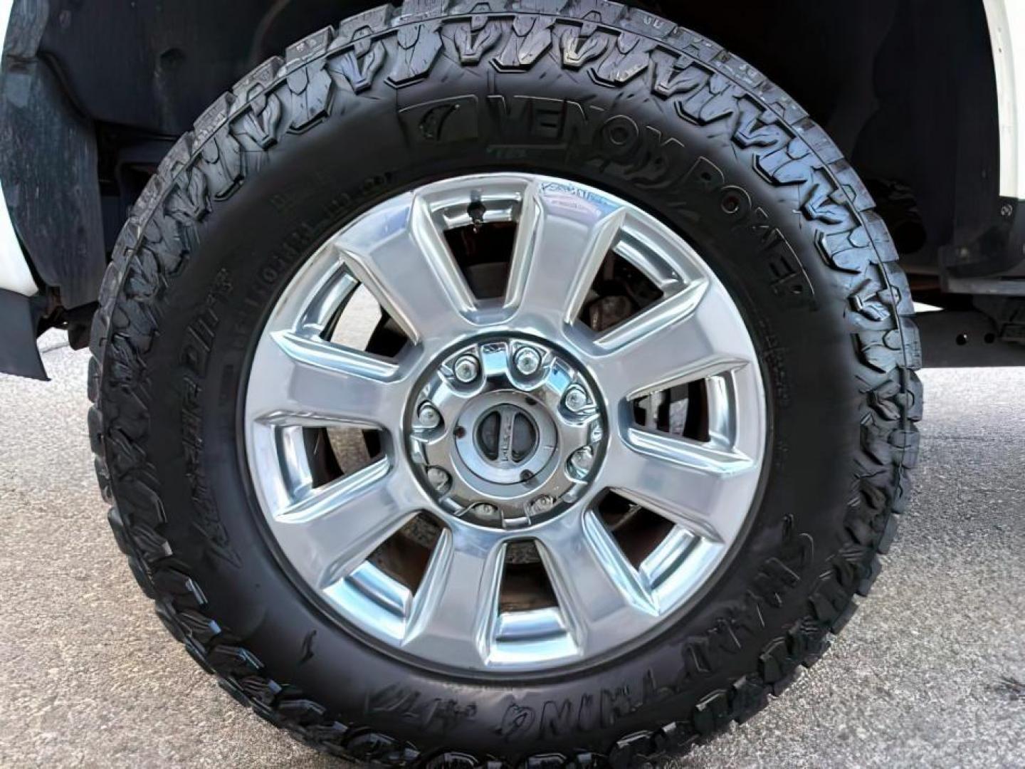 2018 WHITE /Black Ford F-350 (1FT8W3BT1JE) with an Powerstroke 67L V-8 diesel direct injection engine, Automatic transmission, located at 1175 N Woodruff Ave, Idaho Falls, ID, 83401, 43.506901, -111.999657 - At Timberline Auto, finding a great deal on your next vehicle is always easy! Our experienced sales staff's goal is to help find you the right vehicle at the right price! Our knowledgeable finance department has options for almost any credit score. We offer extended service contract options to prote - Photo#10