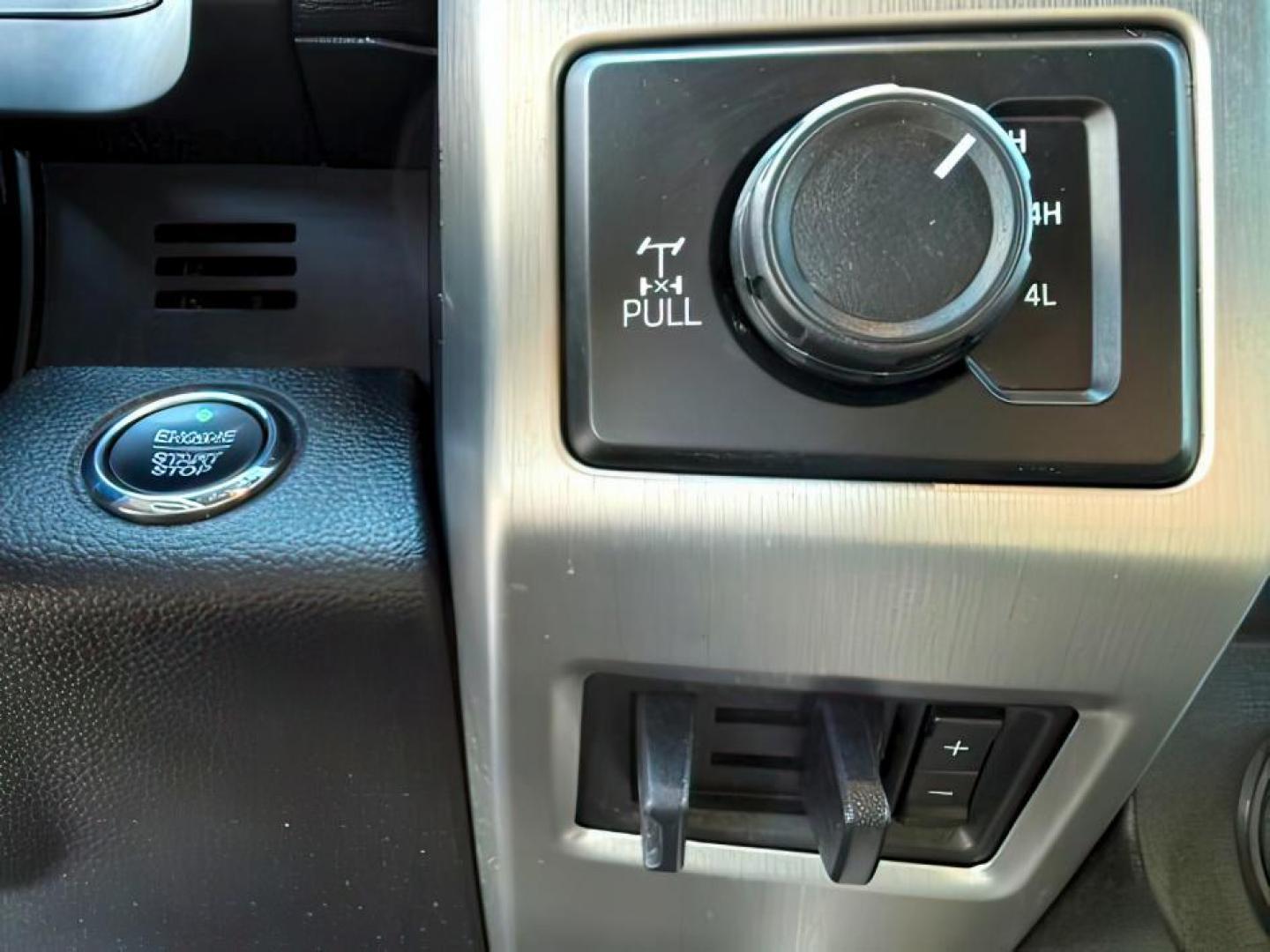 2018 WHITE /Black Ford F-350 (1FT8W3BT1JE) with an Powerstroke 67L V-8 diesel direct injection engine, Automatic transmission, located at 1175 N Woodruff Ave, Idaho Falls, ID, 83401, 43.506901, -111.999657 - At Timberline Auto, finding a great deal on your next vehicle is always easy! Our experienced sales staff's goal is to help find you the right vehicle at the right price! Our knowledgeable finance department has options for almost any credit score. We offer extended service contract options to prote - Photo#18