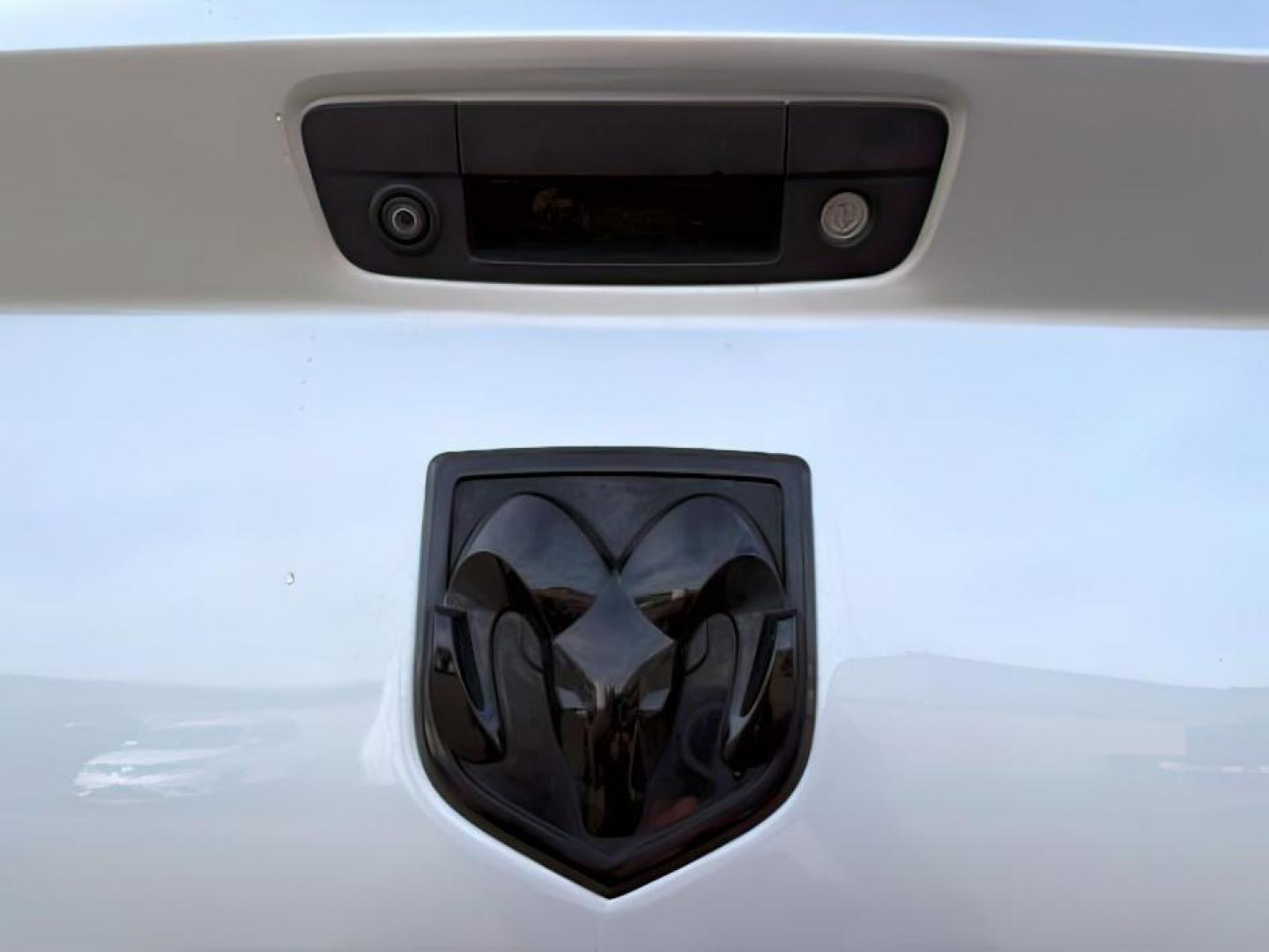 2018 SILVER /Black Ram 3500 (3C63R3EL4JG) with an Cummins 67L I-6 diesel direct injection engine, Automatic transmission, located at 1175 N Woodruff Ave, Idaho Falls, ID, 83401, 43.506901, -111.999657 - At Timberline Auto, finding a great deal on your next vehicle is always easy! Our experienced sales staff's goal is to help find you the right vehicle at the right price! Our knowledgeable finance department has options for almost any credit score. We offer extended service contract options to prote - Photo#4