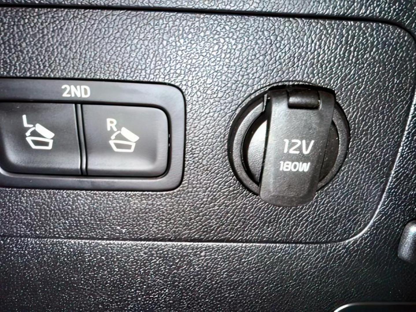 2021 BLUE /Black KIA Sorento (5XYRKDLF5MG) with an 25L I-4 portdirect injection engine, Automatic transmission, located at 1175 N Woodruff Ave, Idaho Falls, ID, 83401, 43.506901, -111.999657 - At Timberline Auto, finding a great deal on your next vehicle is always easy! Our experienced sales staff's goal is to help find you the right vehicle at the right price! Our knowledgeable finance department has options for almost any credit score. We offer extended service contract options to prote - Photo#6