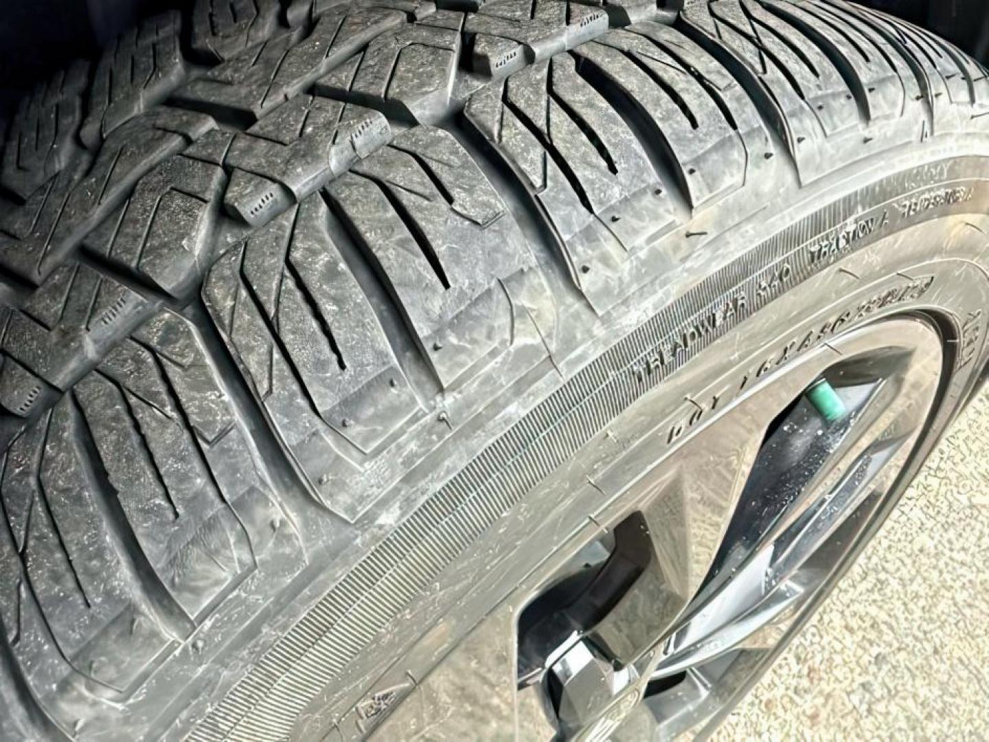 2021 BLUE /Black KIA Sorento (5XYRKDLF5MG) with an 25L I-4 portdirect injection engine, Automatic transmission, located at 1175 N Woodruff Ave, Idaho Falls, ID, 83401, 43.506901, -111.999657 - At Timberline Auto, finding a great deal on your next vehicle is always easy! Our experienced sales staff's goal is to help find you the right vehicle at the right price! Our knowledgeable finance department has options for almost any credit score. We offer extended service contract options to prote - Photo#11