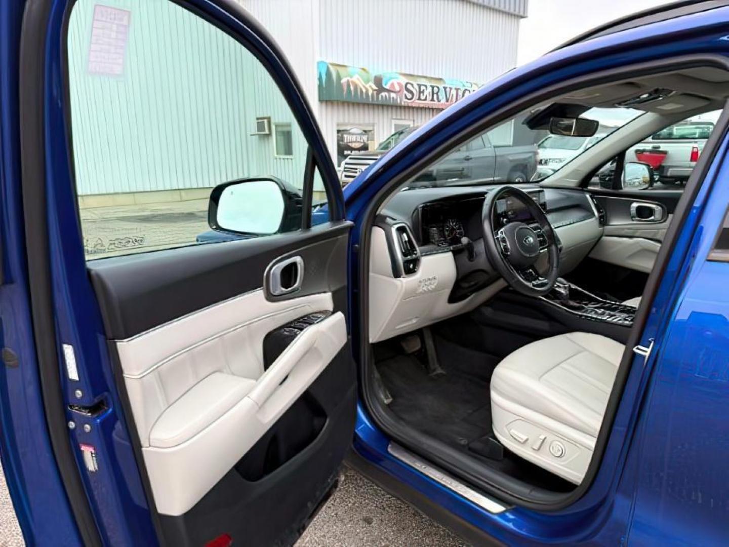 2021 BLUE /Black KIA Sorento (5XYRKDLF5MG) with an 25L I-4 portdirect injection engine, Automatic transmission, located at 1175 N Woodruff Ave, Idaho Falls, ID, 83401, 43.506901, -111.999657 - At Timberline Auto, finding a great deal on your next vehicle is always easy! Our experienced sales staff's goal is to help find you the right vehicle at the right price! Our knowledgeable finance department has options for almost any credit score. We offer extended service contract options to prote - Photo#13