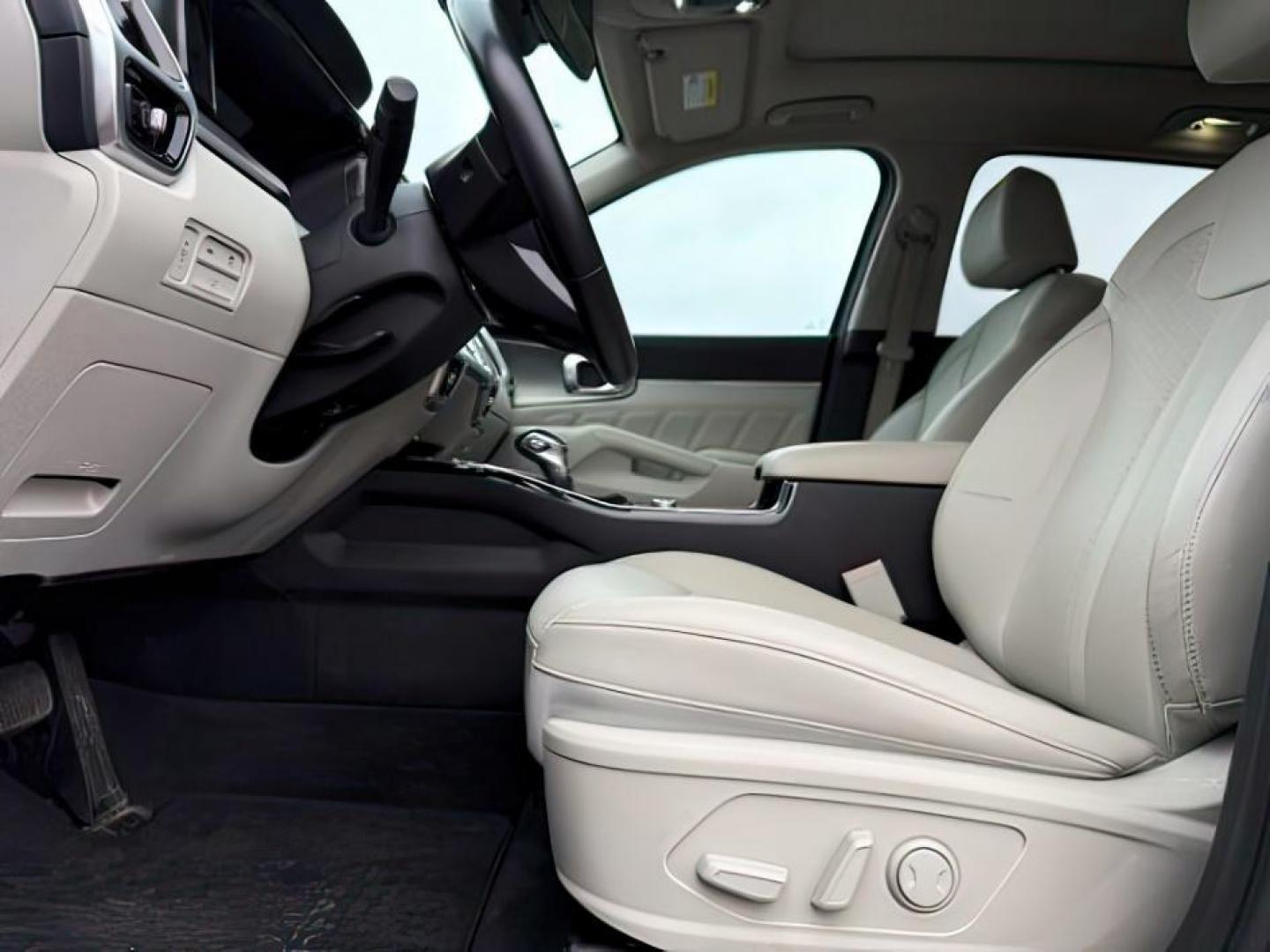 2021 BLUE /Black KIA Sorento (5XYRKDLF5MG) with an 25L I-4 portdirect injection engine, Automatic transmission, located at 1175 N Woodruff Ave, Idaho Falls, ID, 83401, 43.506901, -111.999657 - At Timberline Auto, finding a great deal on your next vehicle is always easy! Our experienced sales staff's goal is to help find you the right vehicle at the right price! Our knowledgeable finance department has options for almost any credit score. We offer extended service contract options to prote - Photo#14