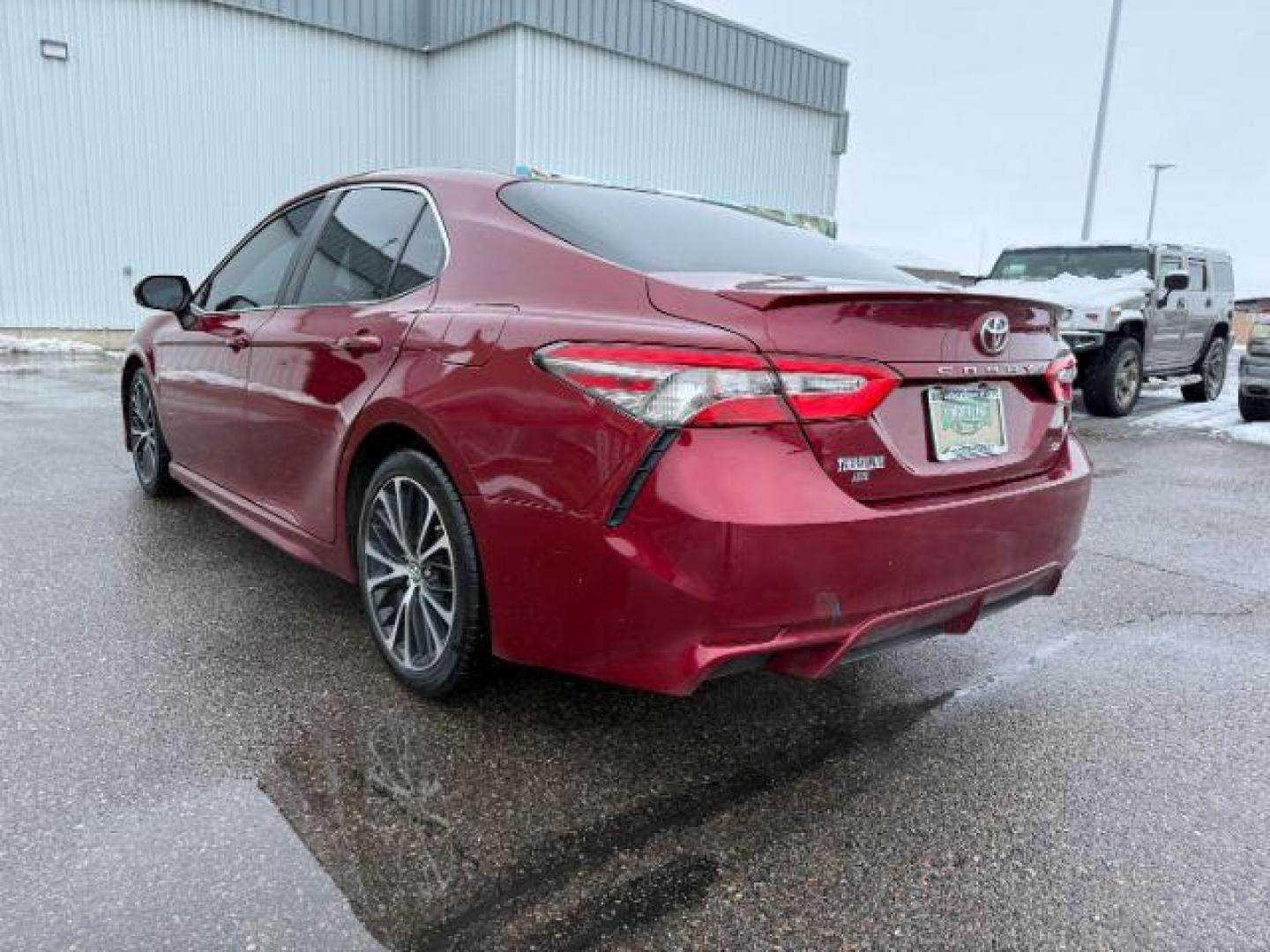 2018 RED /Black Toyota Camry (4T1B11HK6JU) with an 25L I-4 portdirect injection engine, Automatic transmission, located at 1175 N Woodruff Ave, Idaho Falls, ID, 83401, 43.506901, -111.999657 - At Timberline Auto, finding a great deal on your next vehicle is always easy! Our experienced sales staff's goal is to help find you the right vehicle at the right price! Our knowledgeable finance department has options for almost any credit score. We offer extended service contract options to prote - Photo#3