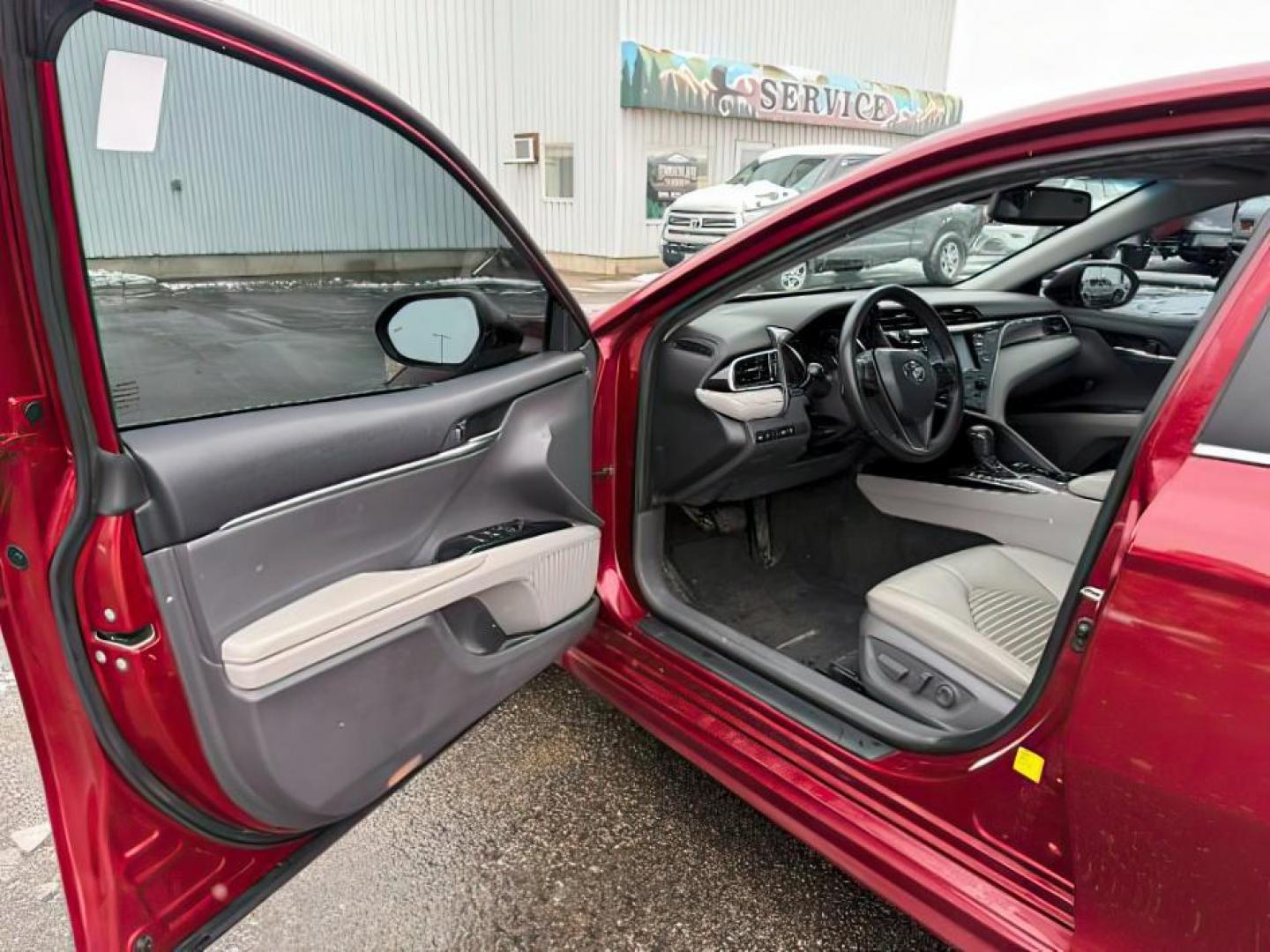 2018 RED /Black Toyota Camry (4T1B11HK6JU) with an 25L I-4 portdirect injection engine, Automatic transmission, located at 1175 N Woodruff Ave, Idaho Falls, ID, 83401, 43.506901, -111.999657 - At Timberline Auto, finding a great deal on your next vehicle is always easy! Our experienced sales staff's goal is to help find you the right vehicle at the right price! Our knowledgeable finance department has options for almost any credit score. We offer extended service contract options to prote - Photo#10