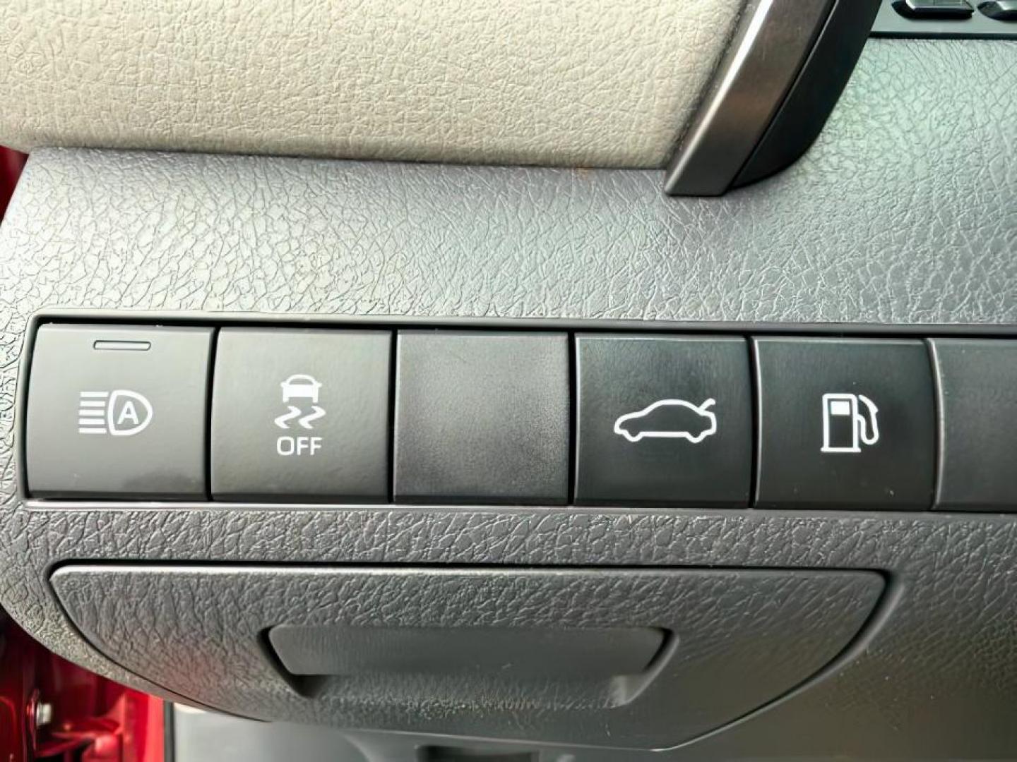 2018 RED /Black Toyota Camry (4T1B11HK6JU) with an 25L I-4 portdirect injection engine, Automatic transmission, located at 1175 N Woodruff Ave, Idaho Falls, ID, 83401, 43.506901, -111.999657 - At Timberline Auto, finding a great deal on your next vehicle is always easy! Our experienced sales staff's goal is to help find you the right vehicle at the right price! Our knowledgeable finance department has options for almost any credit score. We offer extended service contract options to prote - Photo#17