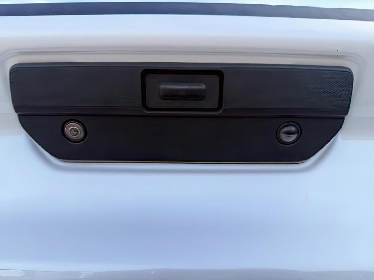 2021 WHITE /Jet Black Chevrolet Silverado 1500 (1GCUYHET4MZ) with an Duramax 3L I-6 diesel direct injection engine, Automatic transmission, located at 1175 N Woodruff Ave, Idaho Falls, ID, 83401, 43.506901, -111.999657 - At Timberline Auto, finding a great deal on your next vehicle is always easy! Our experienced sales staff's goal is to help find you the right vehicle at the right price! Our knowledgeable finance department has options for almost any credit score. We offer extended service contract options to prote - Photo#4