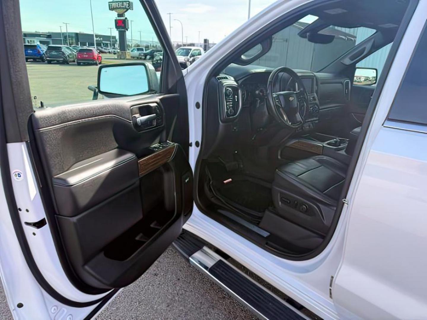 2021 WHITE /Jet Black Chevrolet Silverado 1500 (1GCUYHET4MZ) with an Duramax 3L I-6 diesel direct injection engine, Automatic transmission, located at 1175 N Woodruff Ave, Idaho Falls, ID, 83401, 43.506901, -111.999657 - At Timberline Auto, finding a great deal on your next vehicle is always easy! Our experienced sales staff's goal is to help find you the right vehicle at the right price! Our knowledgeable finance department has options for almost any credit score. We offer extended service contract options to prote - Photo#11